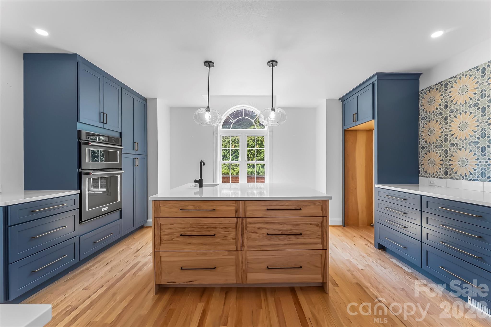 501 Lake Club Drive — Nebo