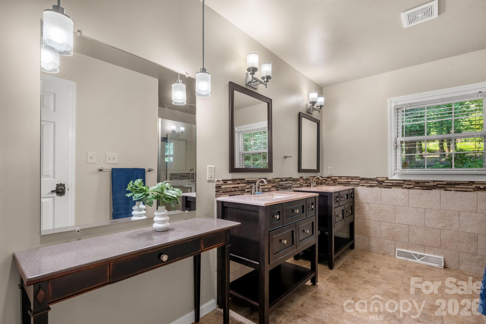 2015 12th Street Drive NW — Hickory