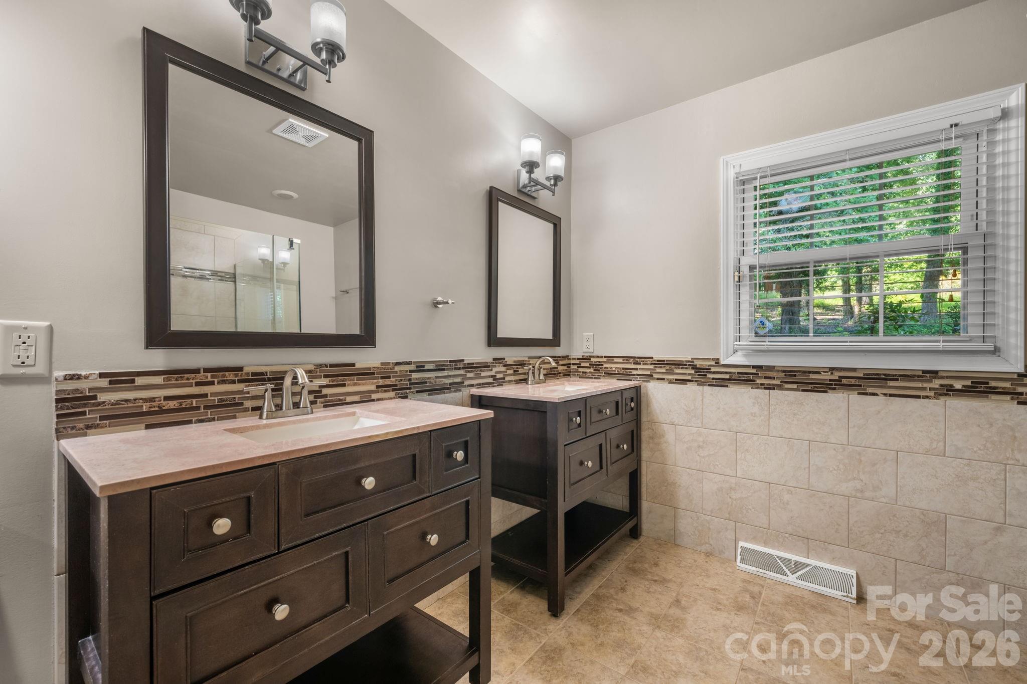 2015 12th Street Drive NW — Hickory