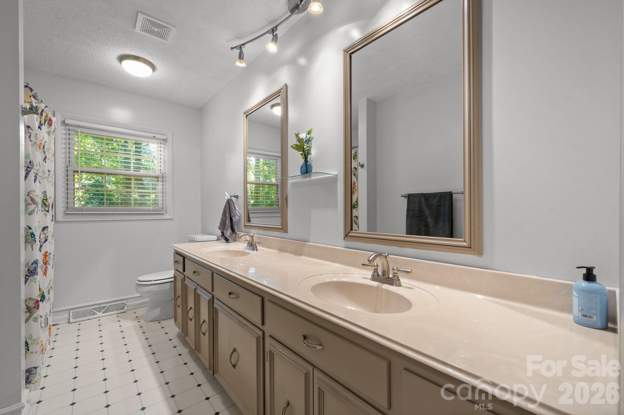 2015 12th Street Drive NW — Hickory