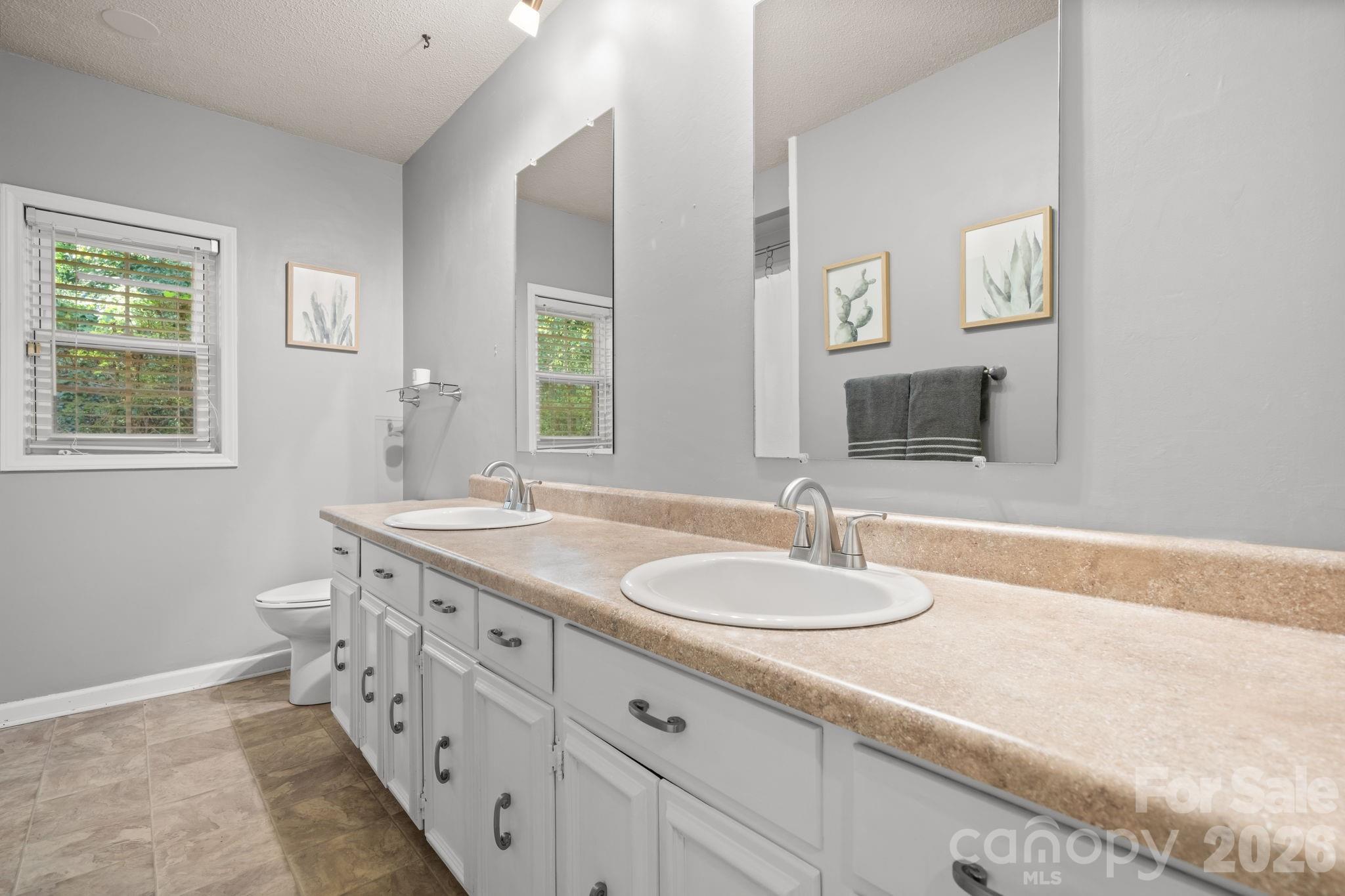 2015 12th Street Drive NW — Hickory