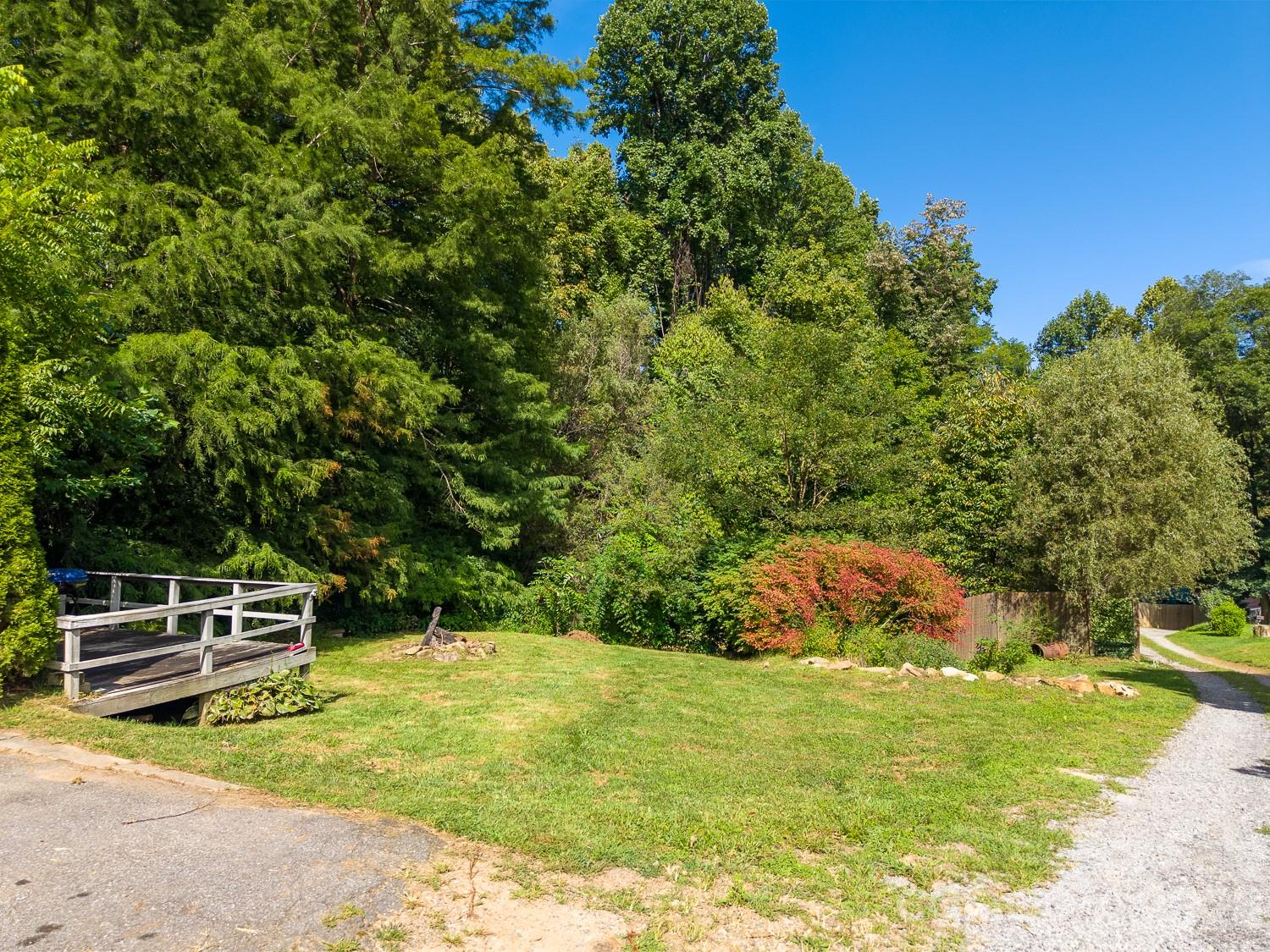 80 Nature Lane — Waynesville