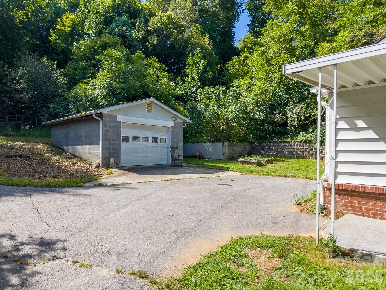 80 Nature Lane — Waynesville