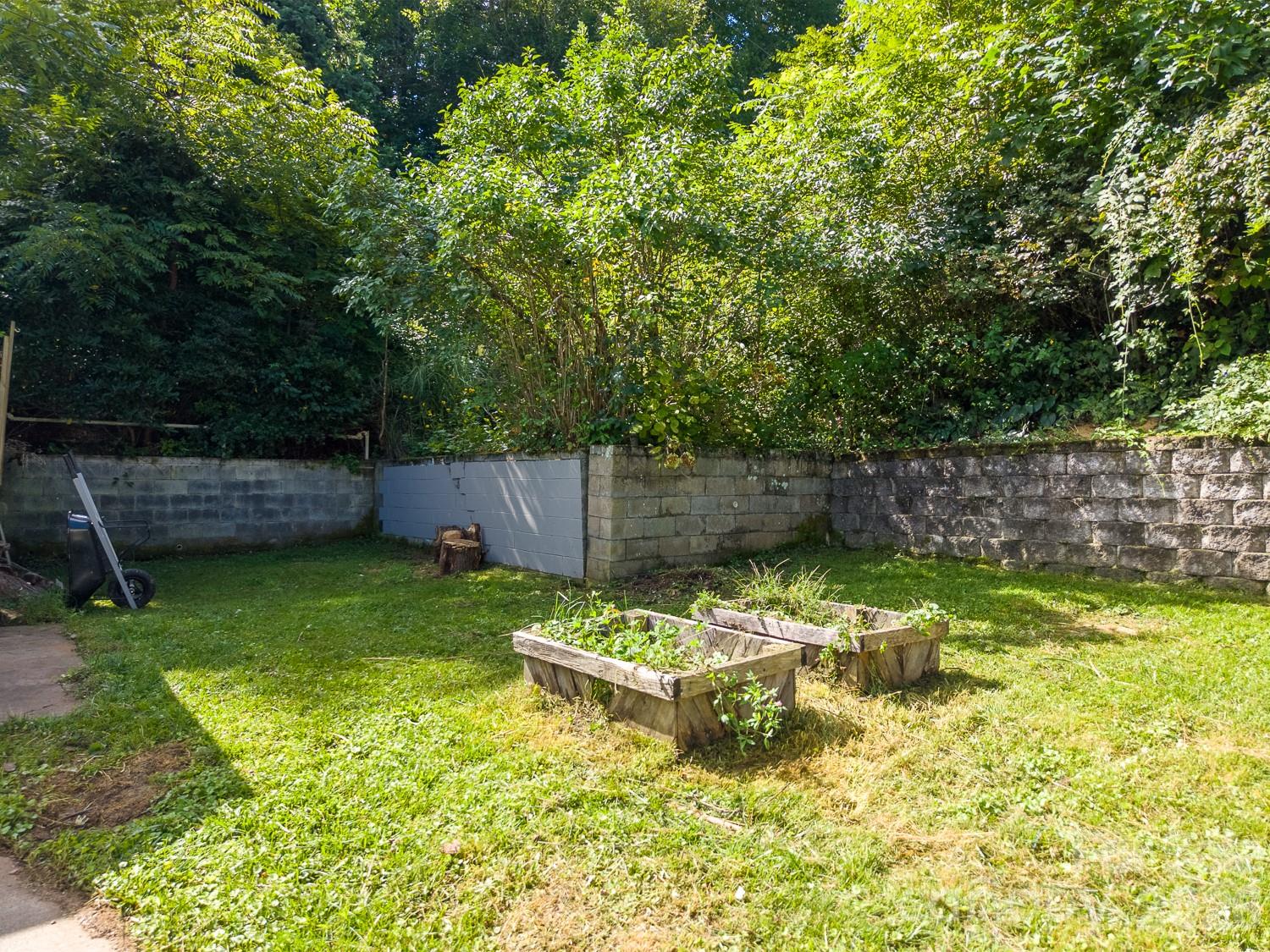 80 Nature Lane — Waynesville