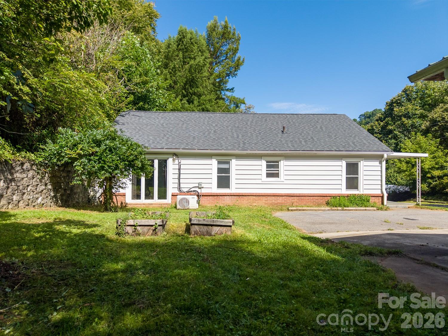 80 Nature Lane — Waynesville