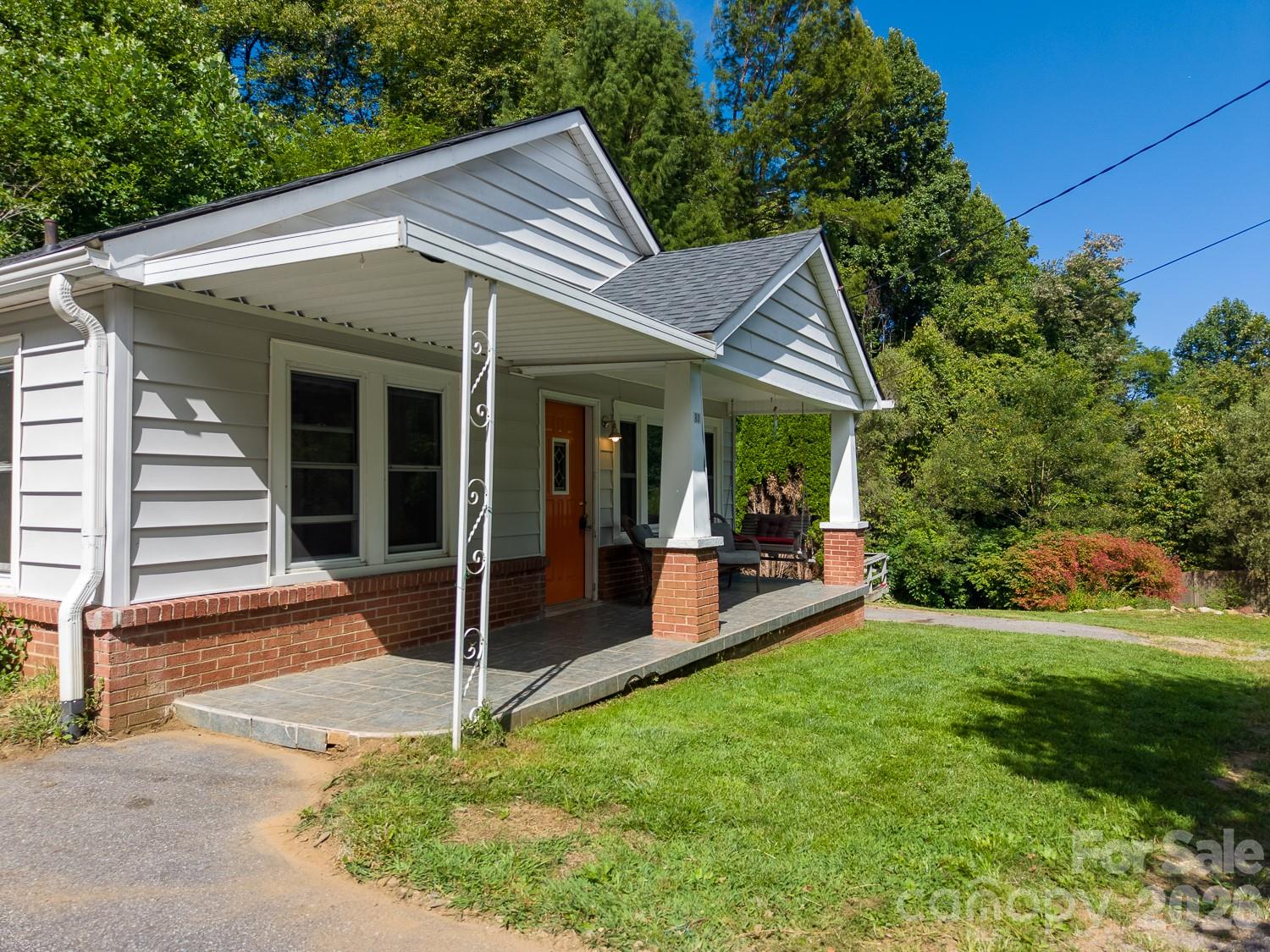 80 Nature Lane — Waynesville