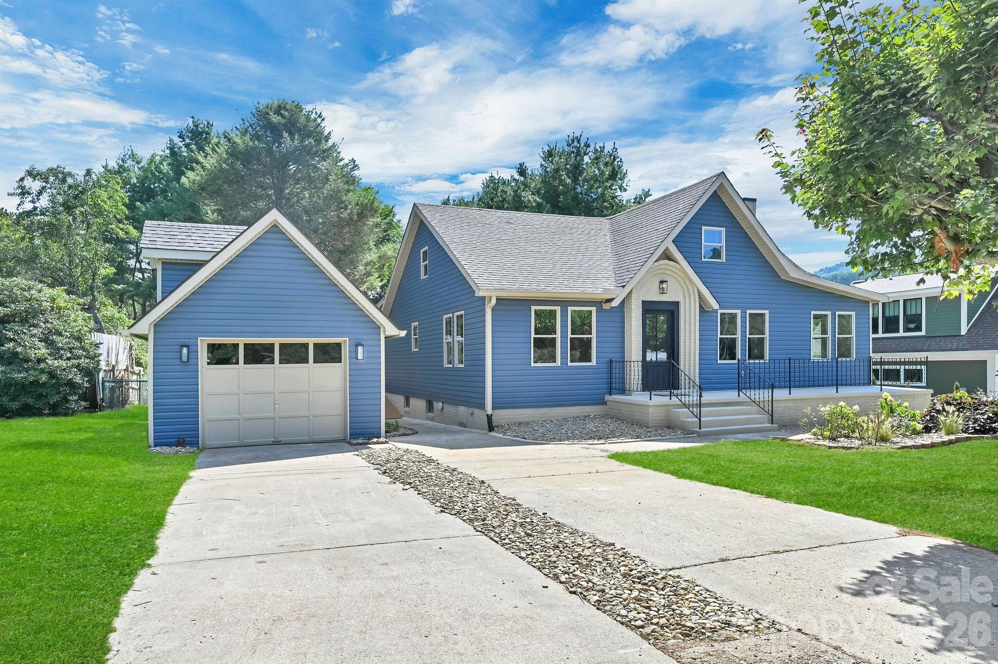 34 Long View Drive — Burnsville