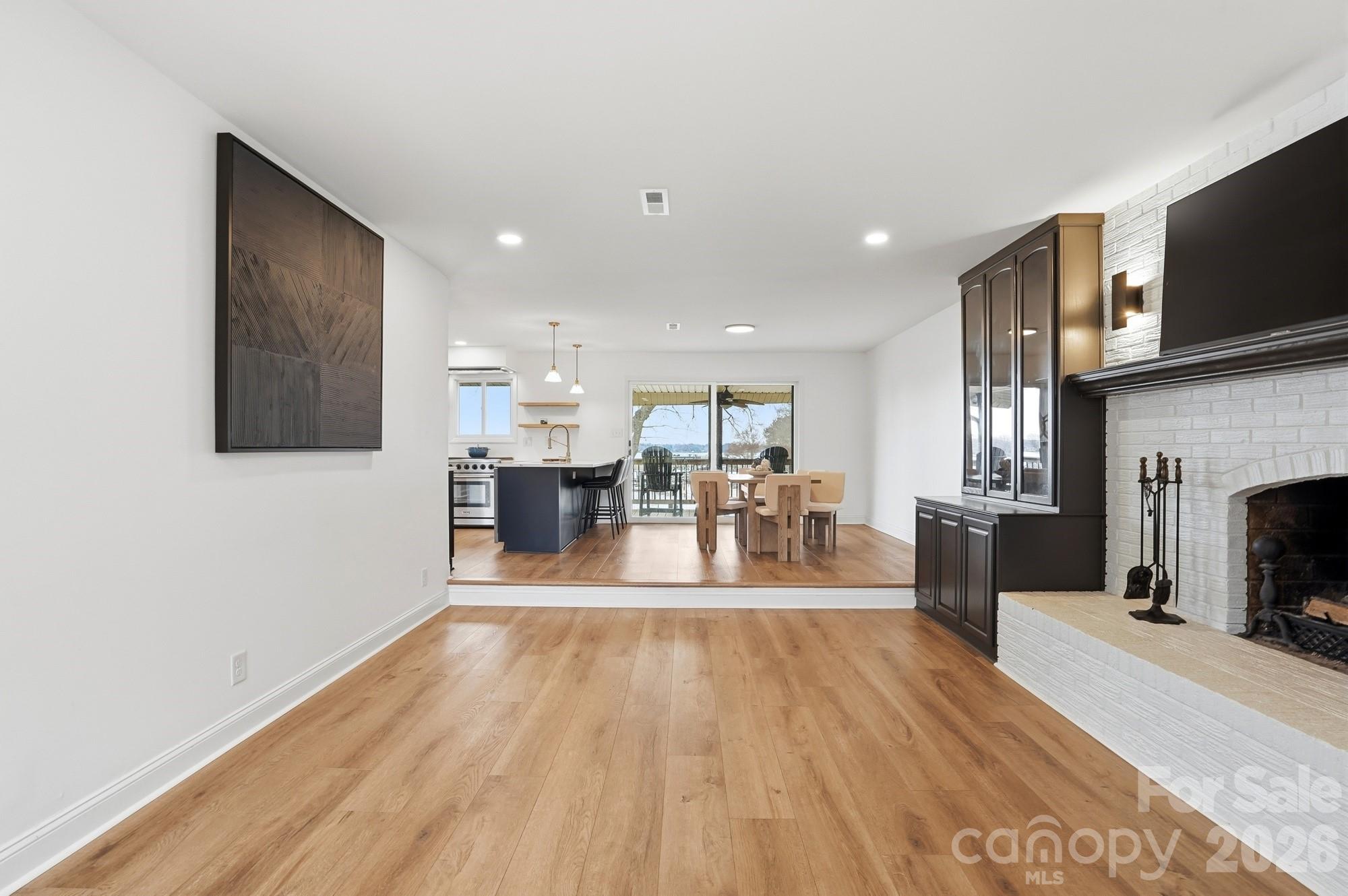 332 Shoreline Loop — Mooresville
