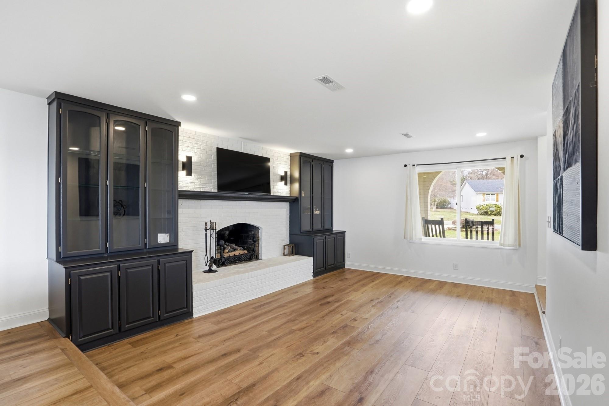 332 Shoreline Loop — Mooresville