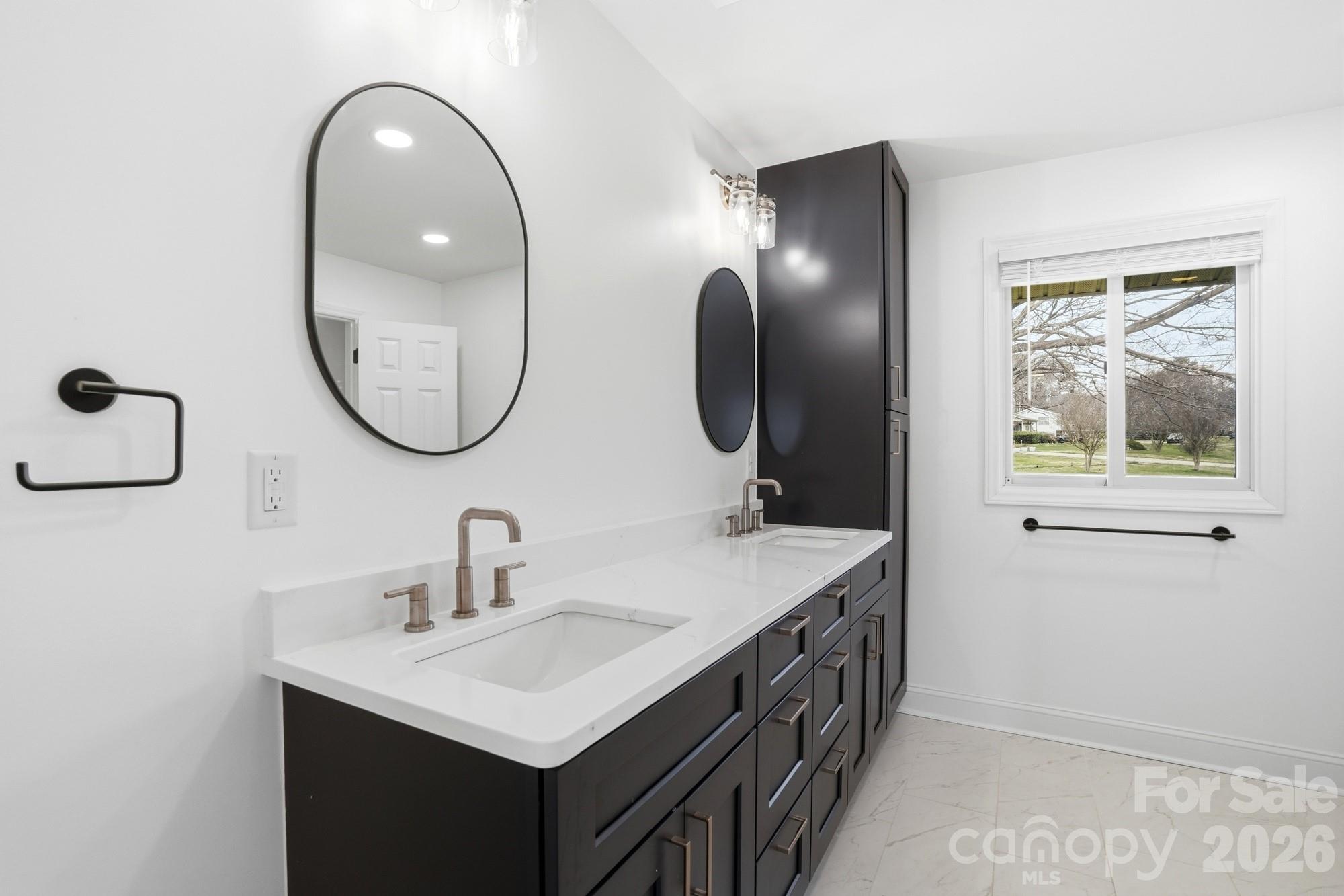 332 Shoreline Loop — Mooresville