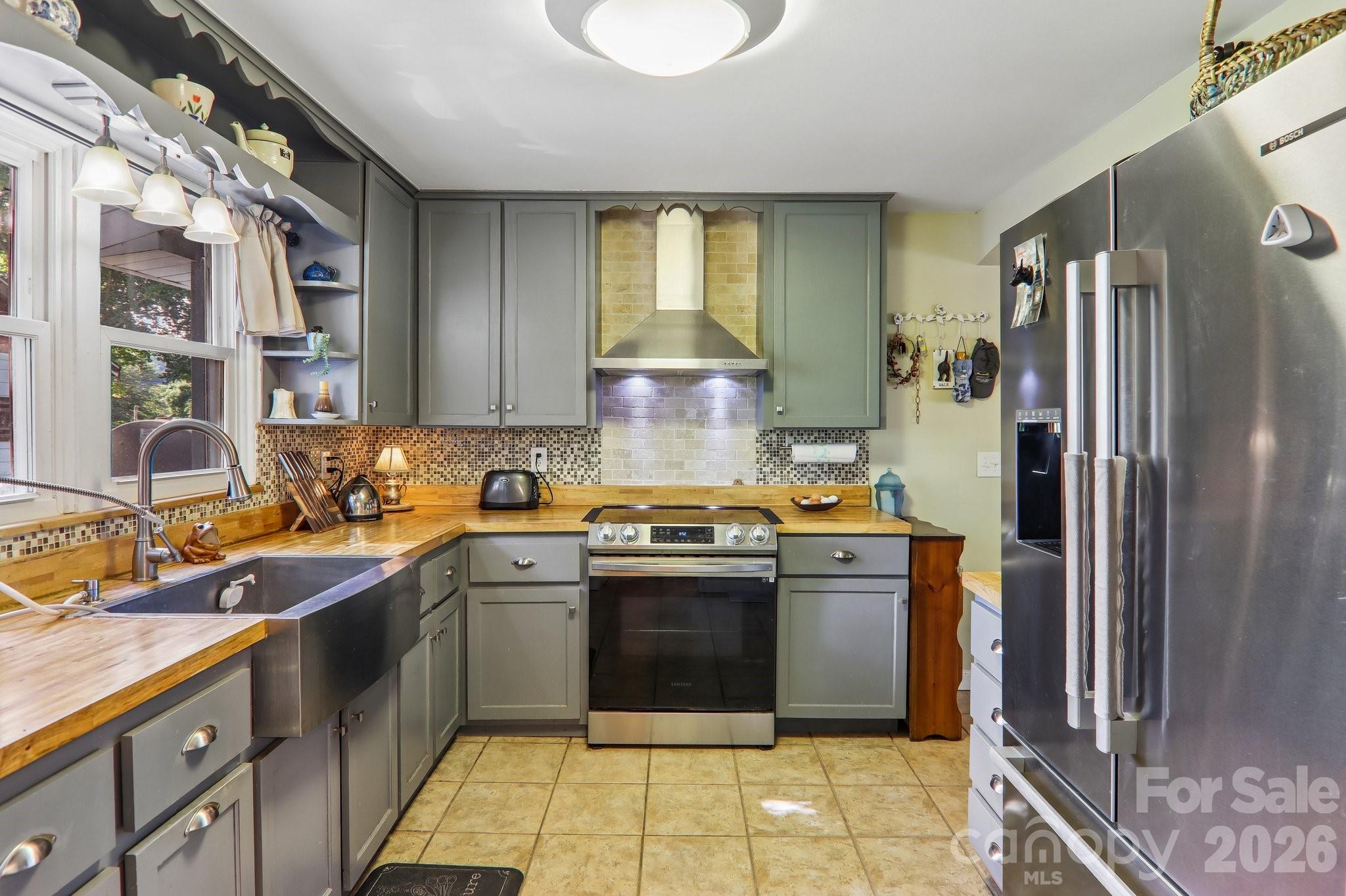 550 Lickstone Road — Waynesville