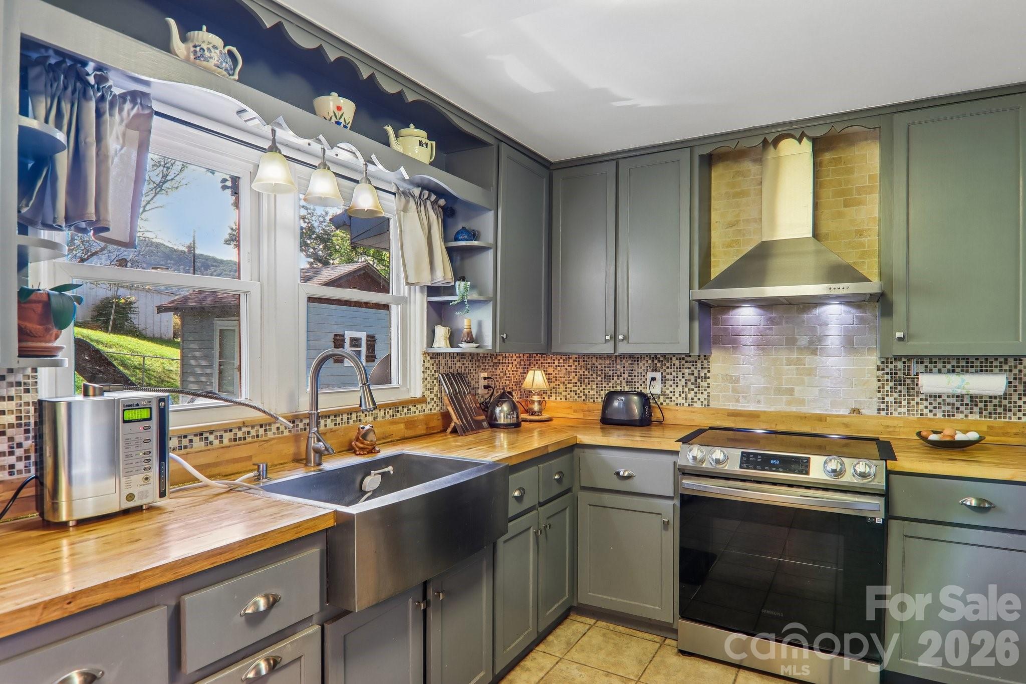 550 Lickstone Road — Waynesville