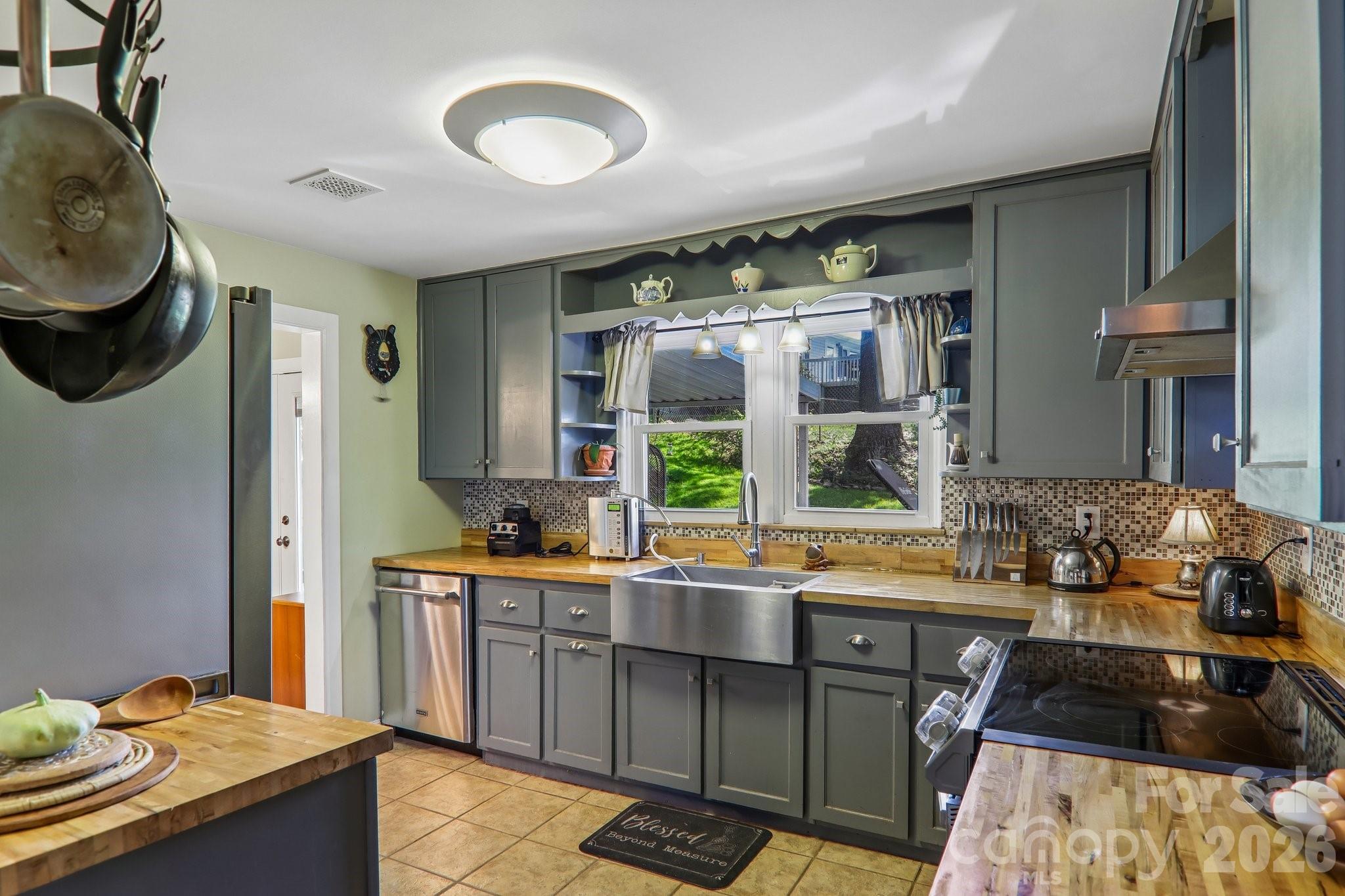 550 Lickstone Road — Waynesville