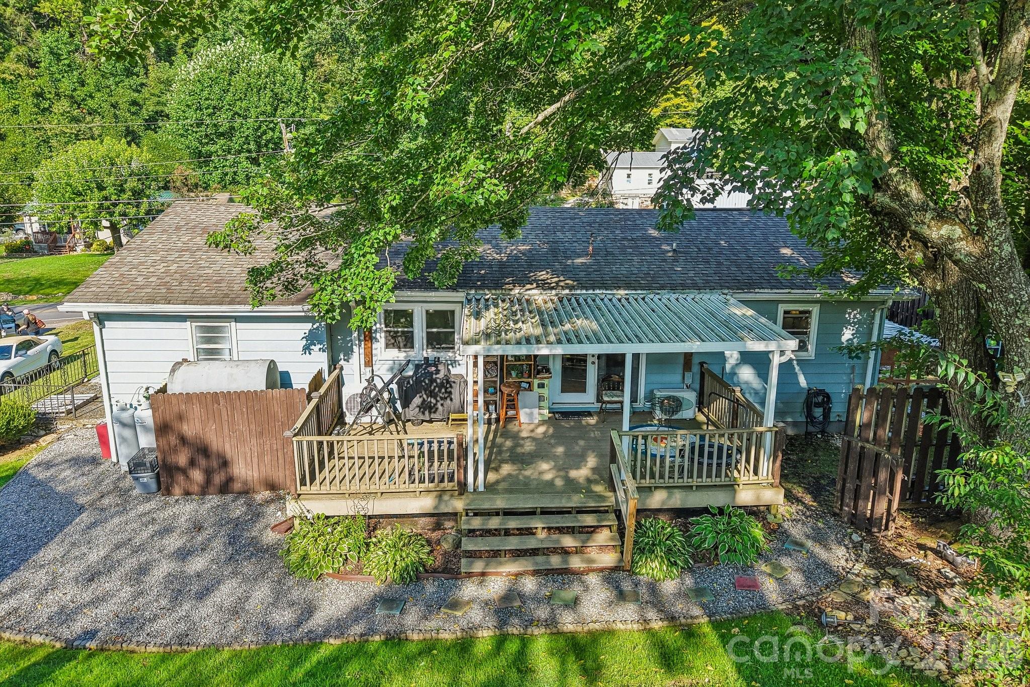 550 Lickstone Road — Waynesville