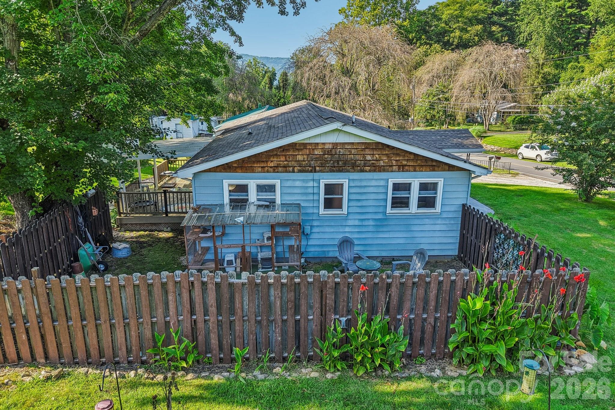 550 Lickstone Road — Waynesville