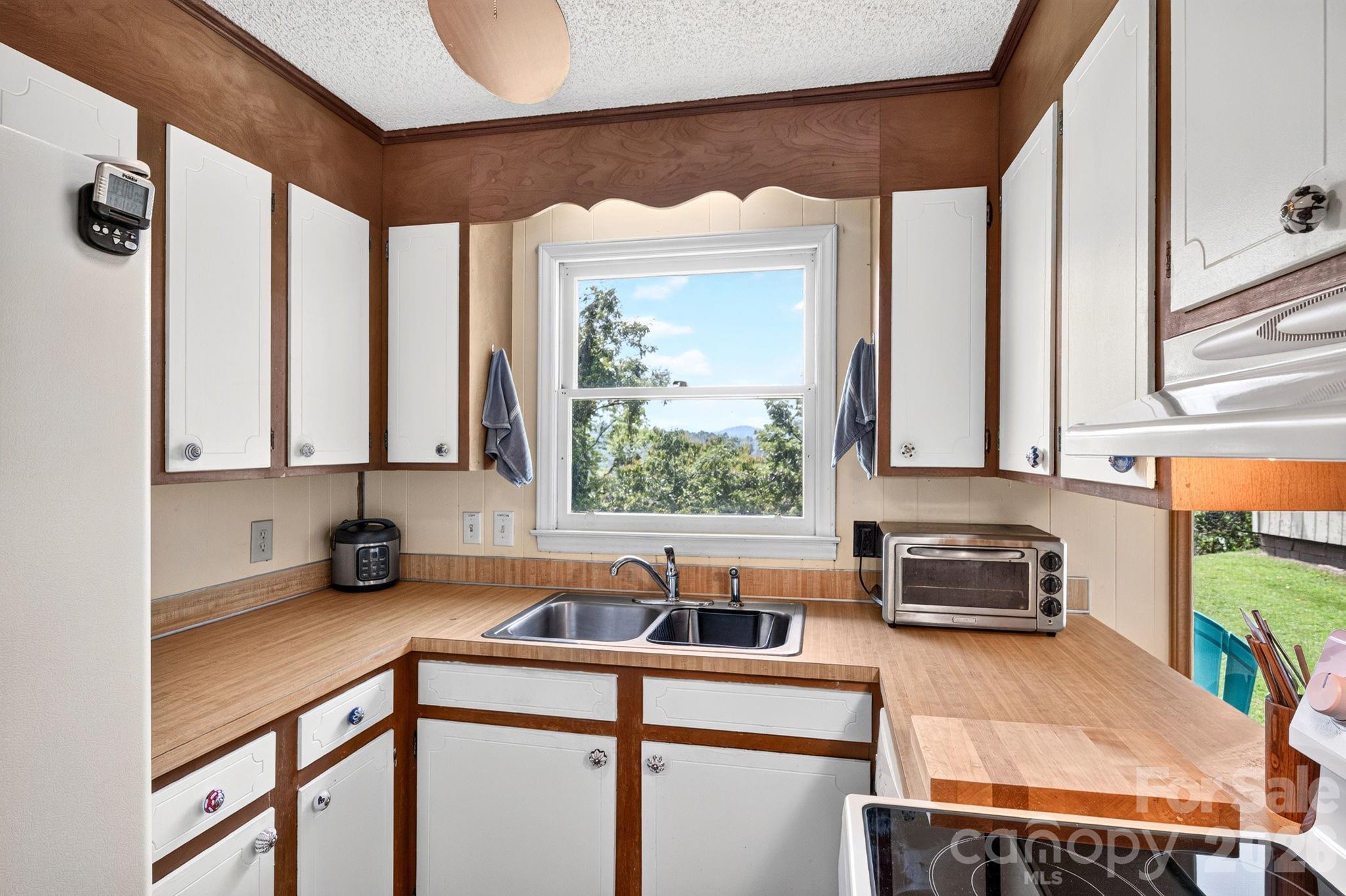 1057 Skyway Drive — Marshall