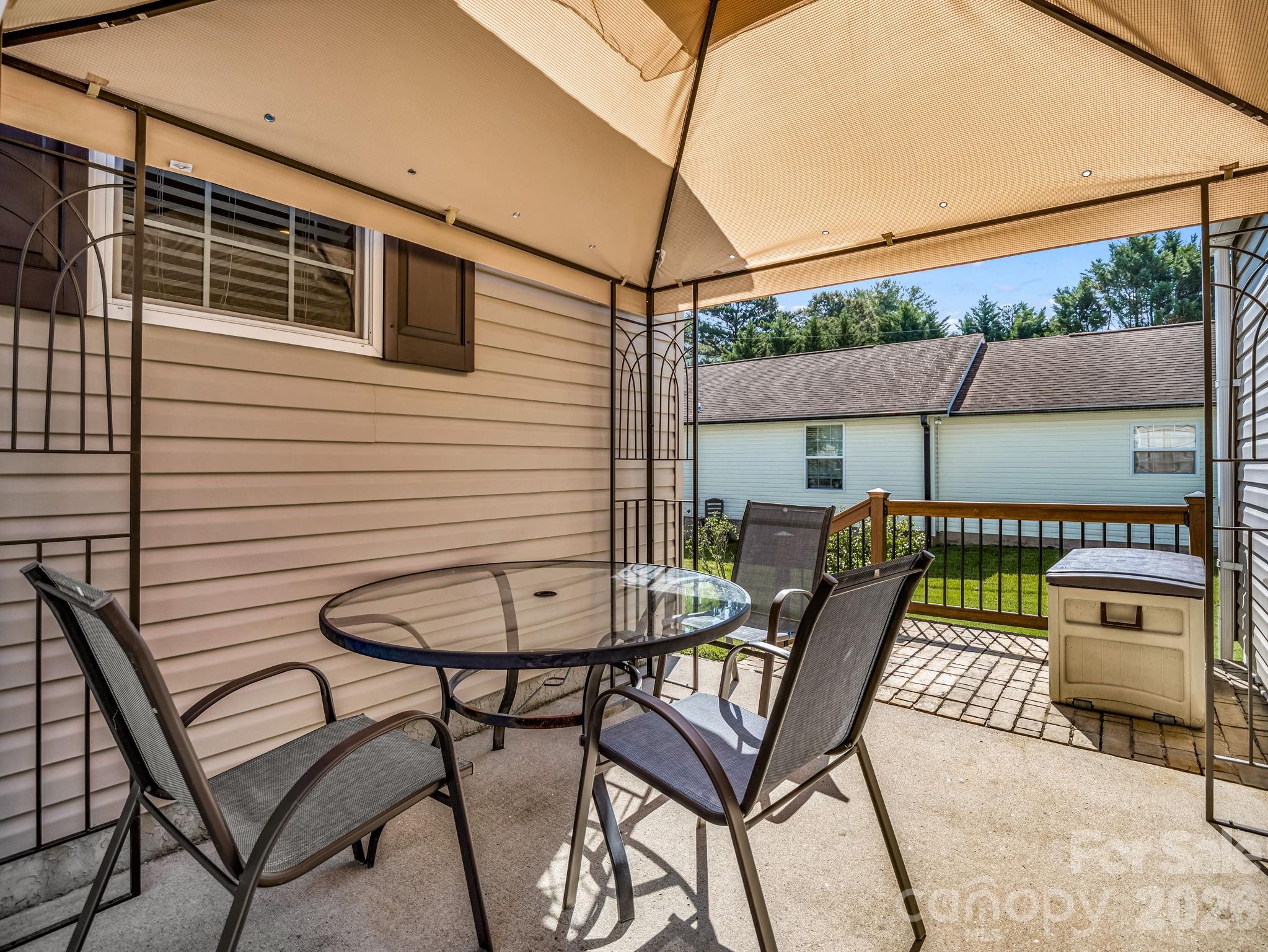 12 N Frederick Lane — Hendersonville