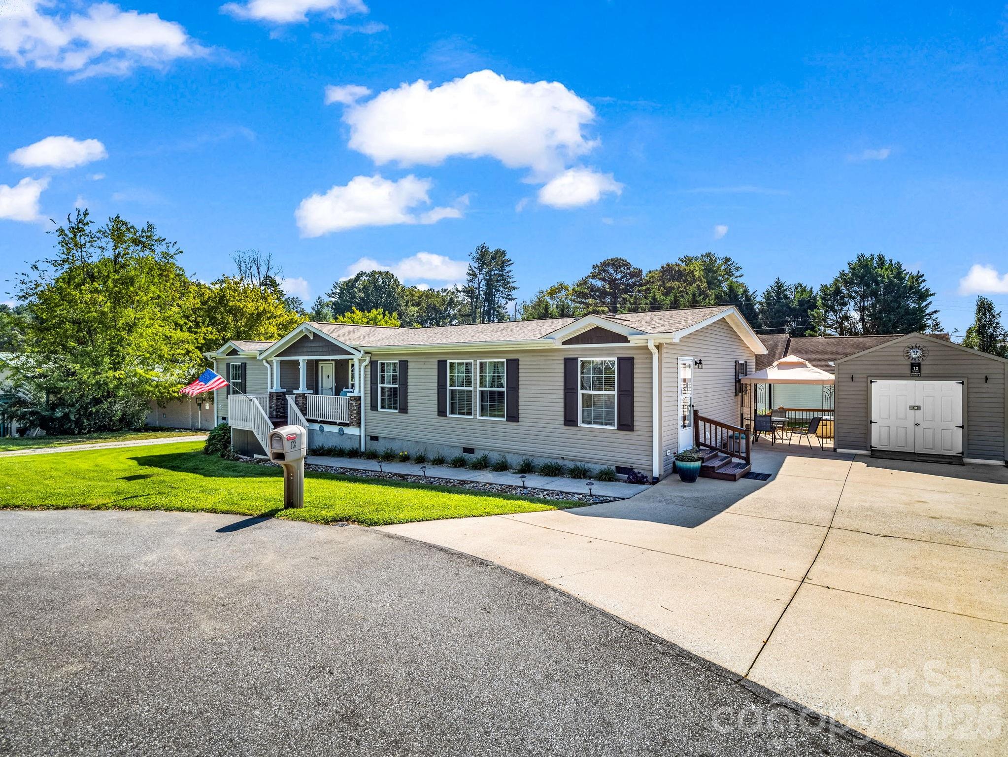 12 N Frederick Lane — Hendersonville