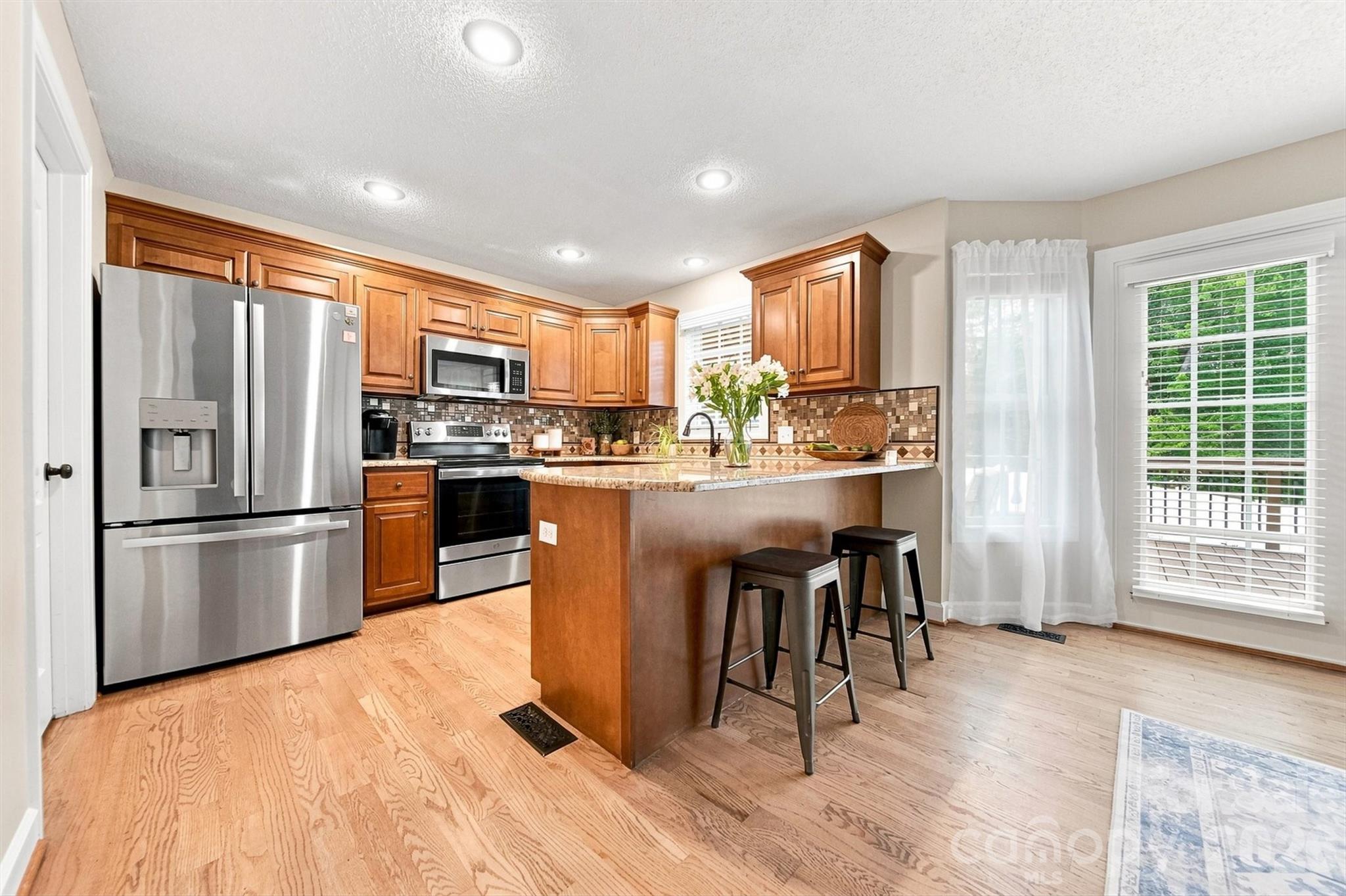 6011 Dockside Drive — Hickory