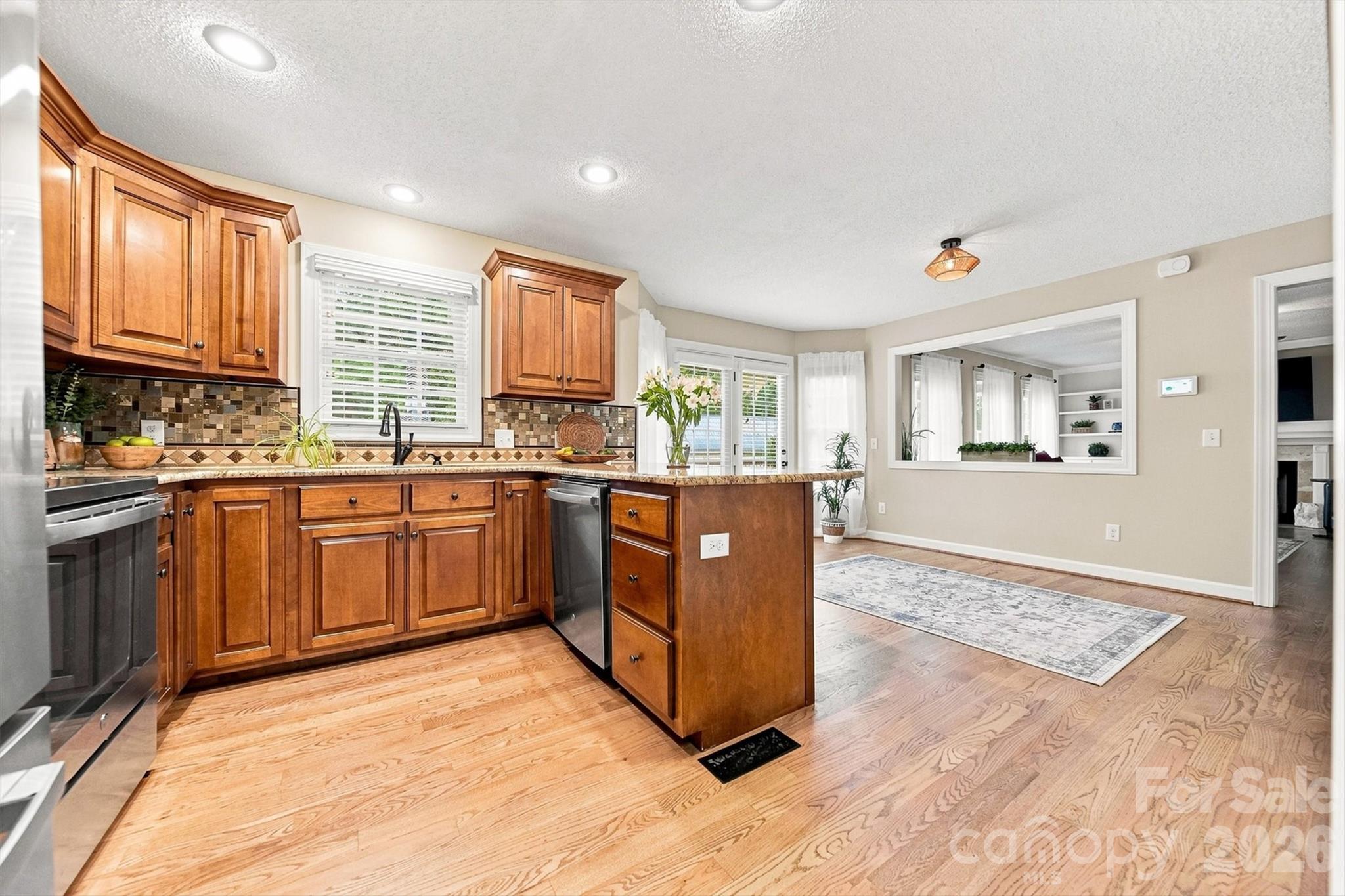 6011 Dockside Drive — Hickory