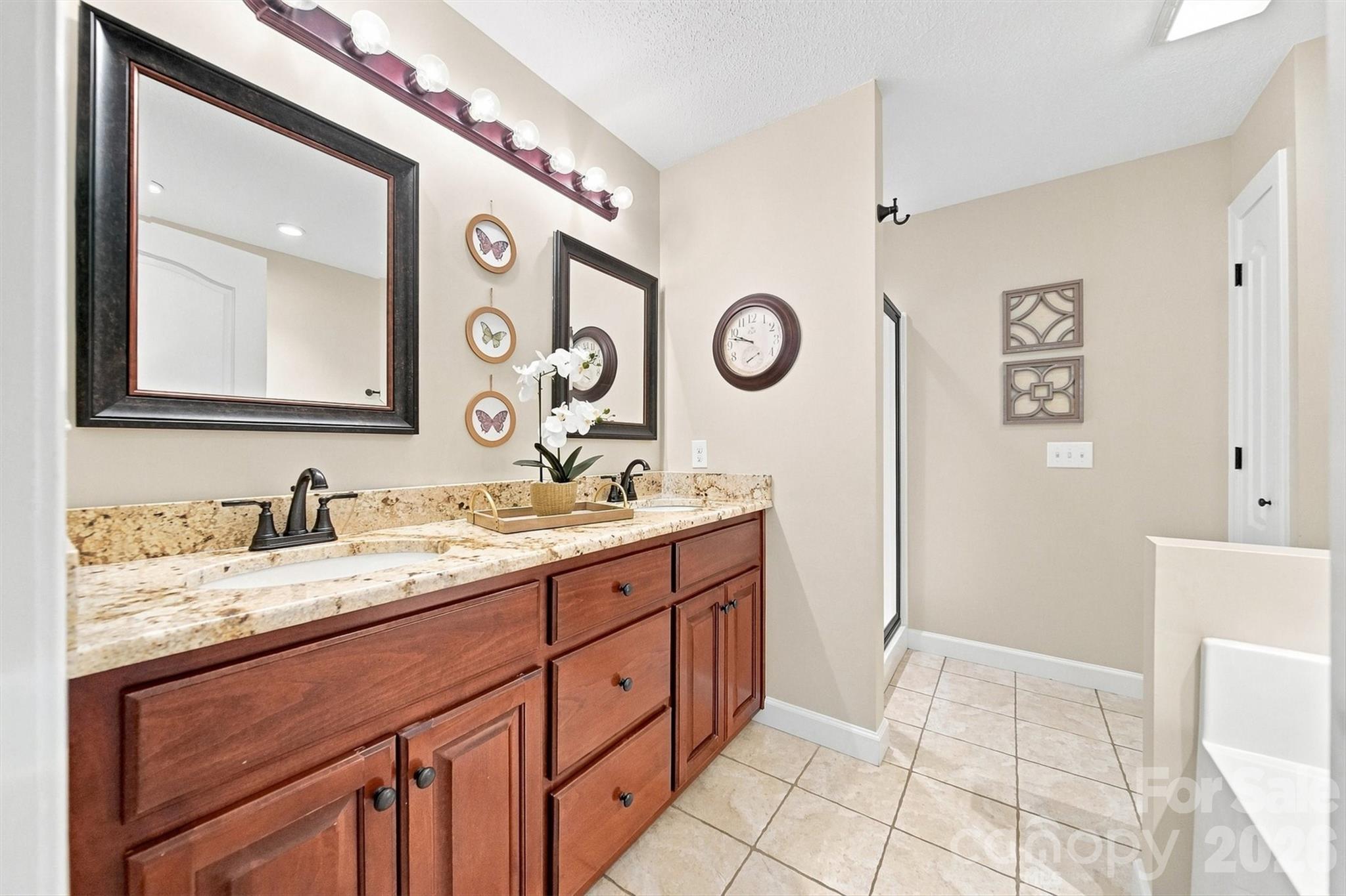 6011 Dockside Drive — Hickory