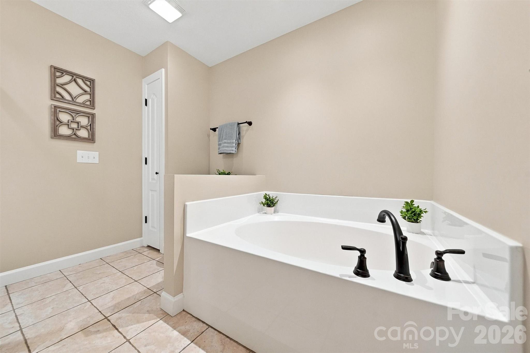 6011 Dockside Drive — Hickory