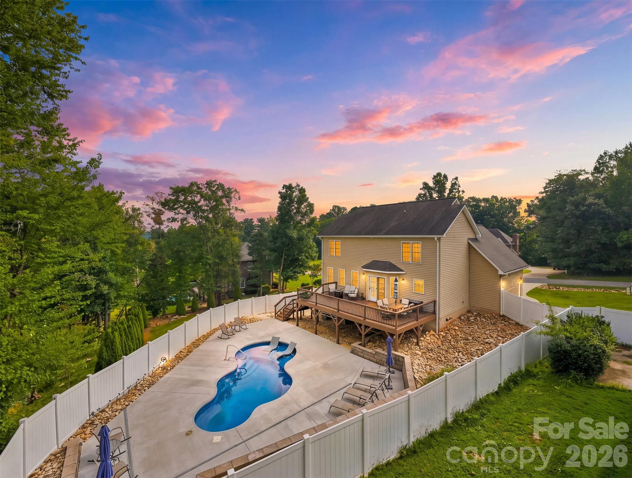 6011 Dockside Drive — Hickory