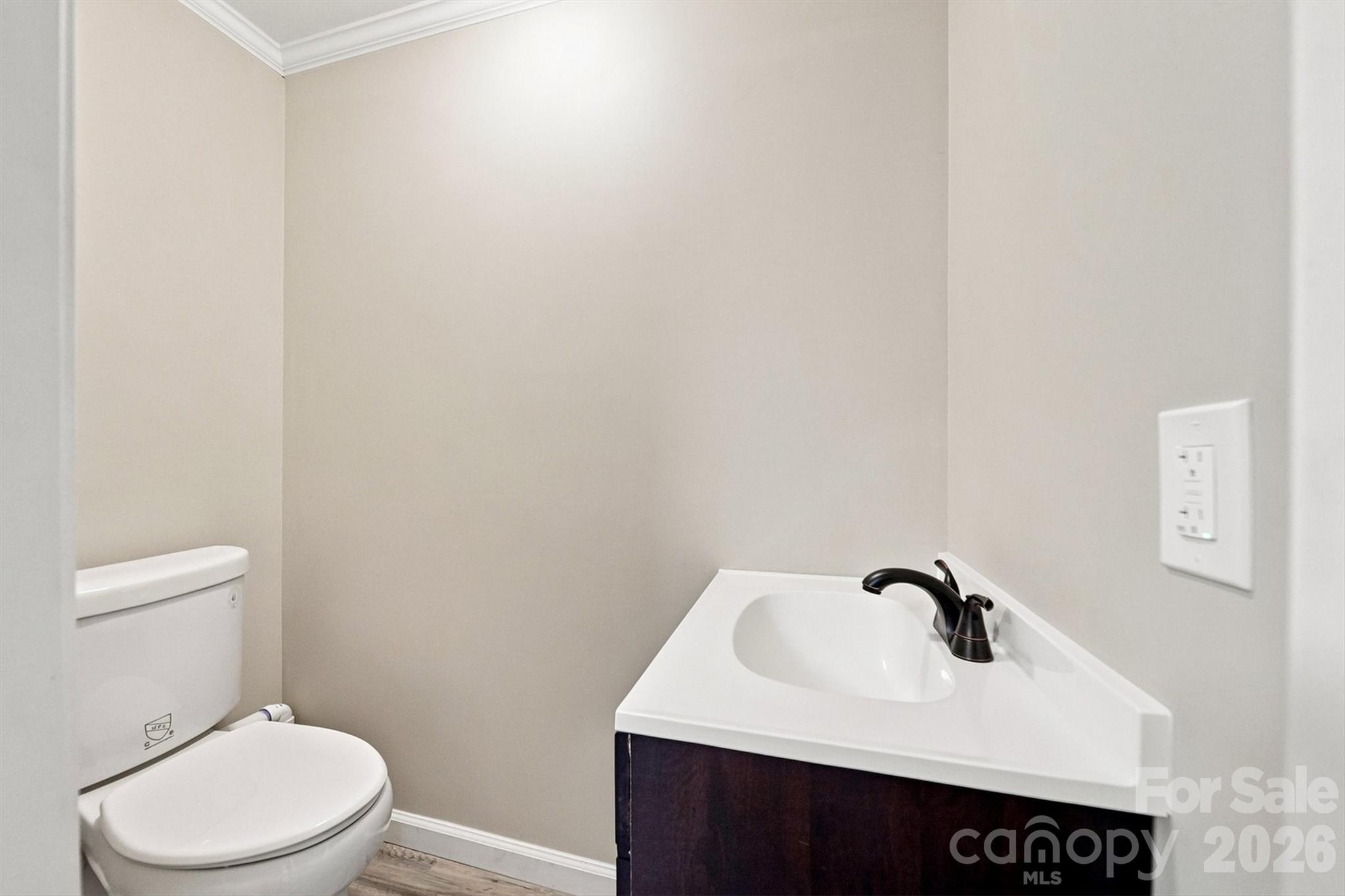 6011 Dockside Drive — Hickory