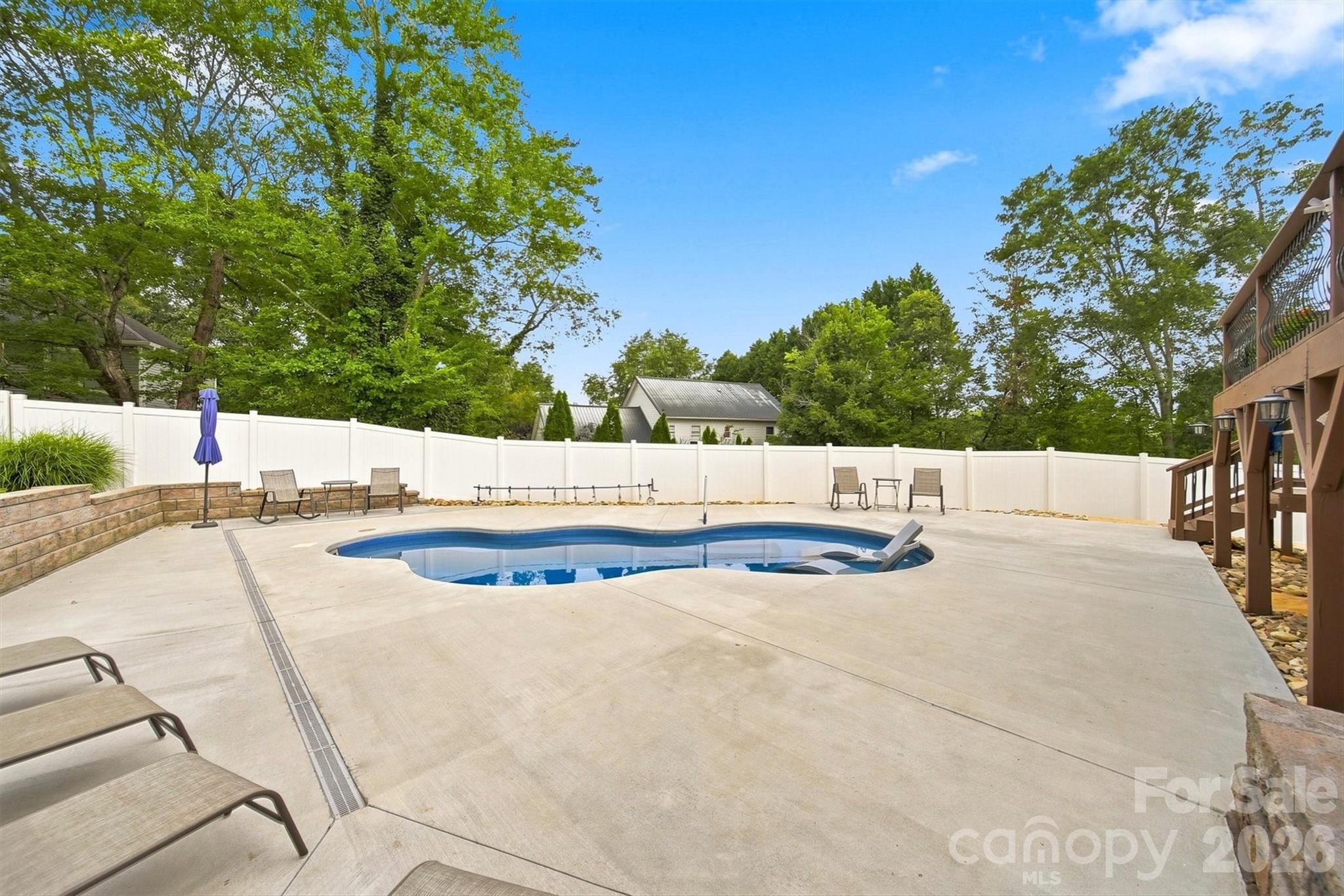 6011 Dockside Drive — Hickory