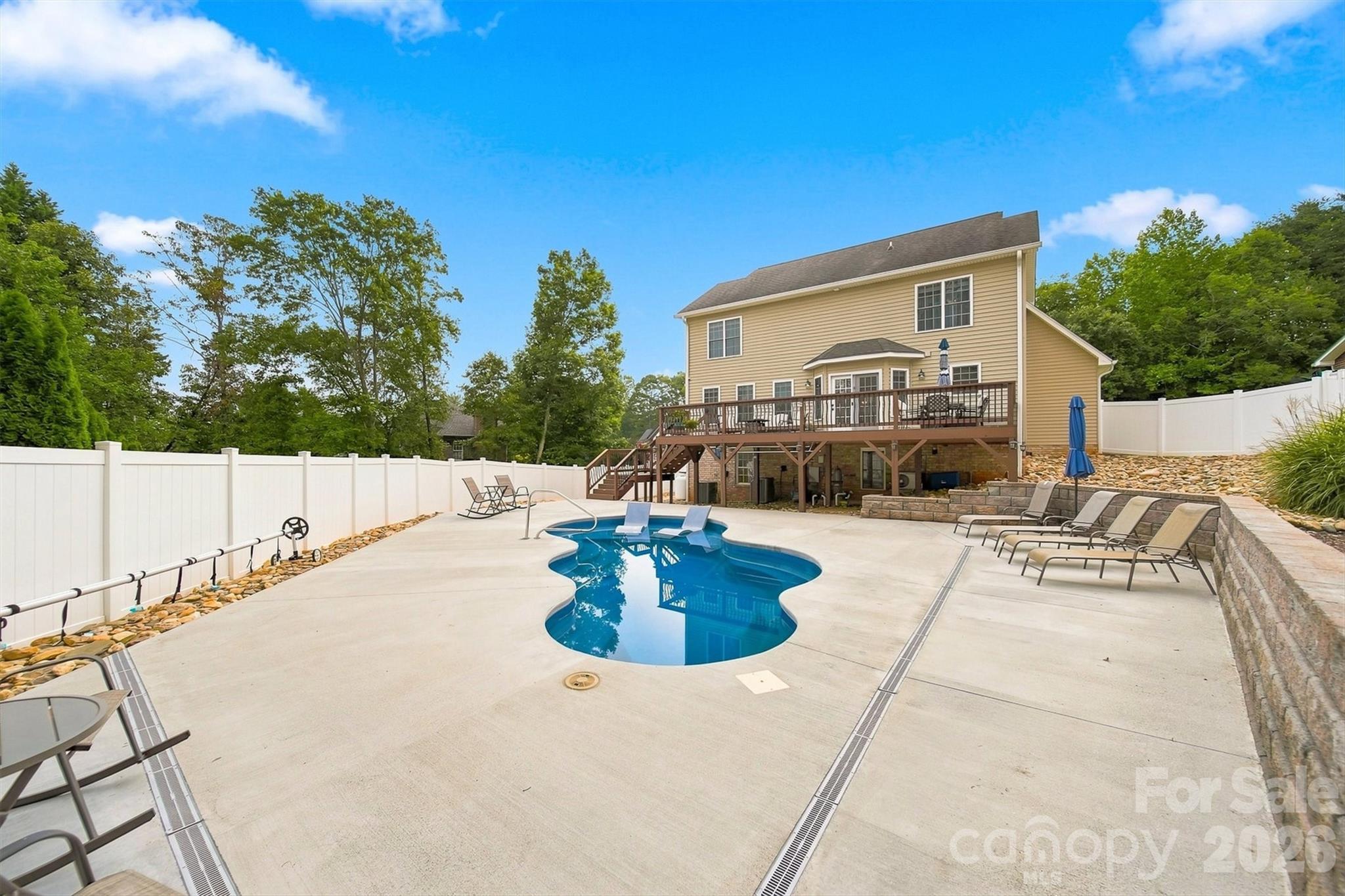 6011 Dockside Drive — Hickory
