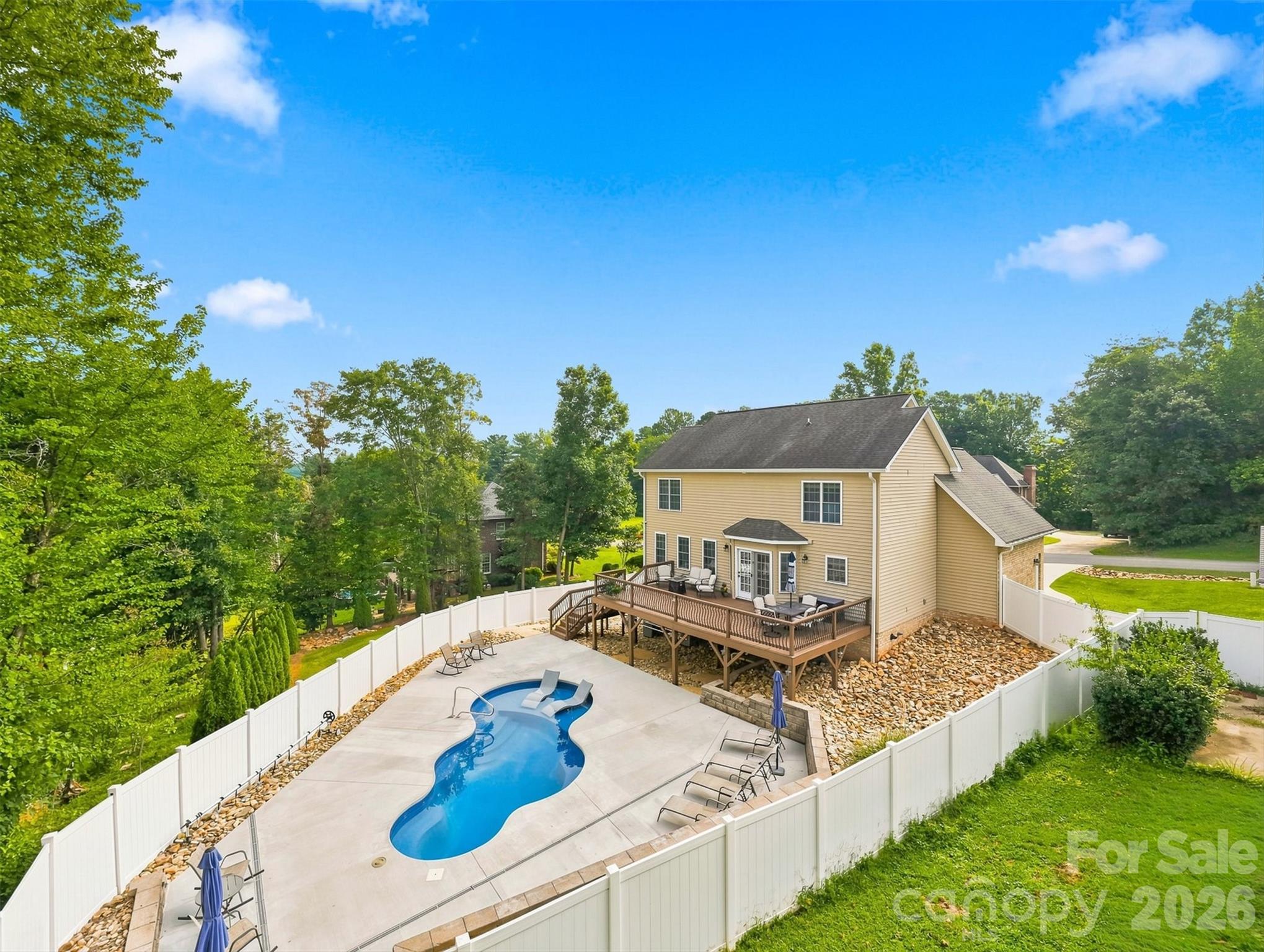 6011 Dockside Drive — Hickory