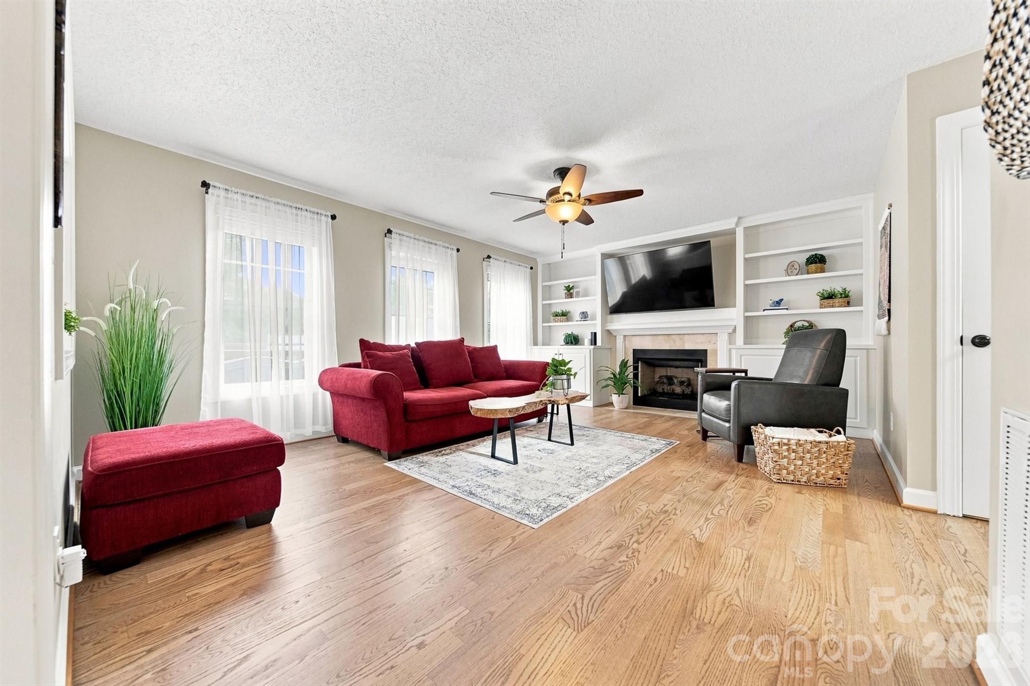 6011 Dockside Drive — Hickory