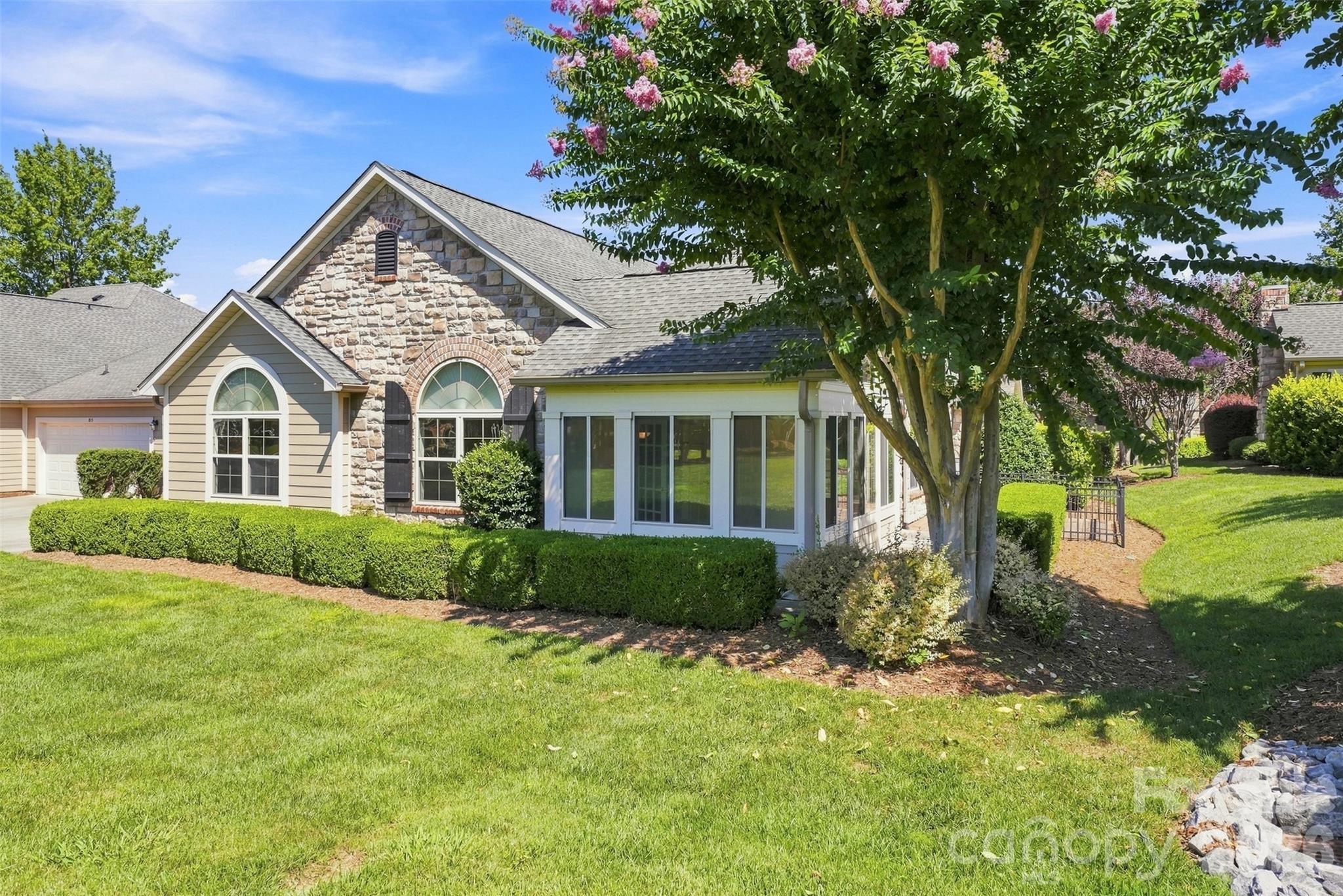821 Ledgestone Court — Tega Cay