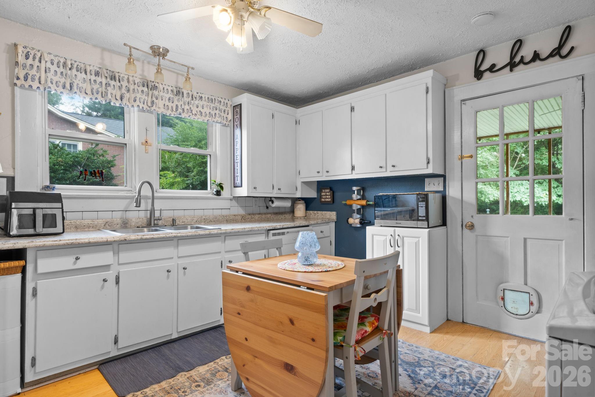 45 26th Avenue NE — Hickory