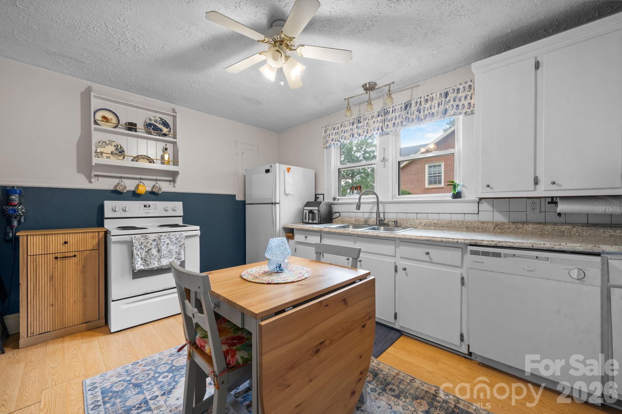 45 26th Avenue NE — Hickory