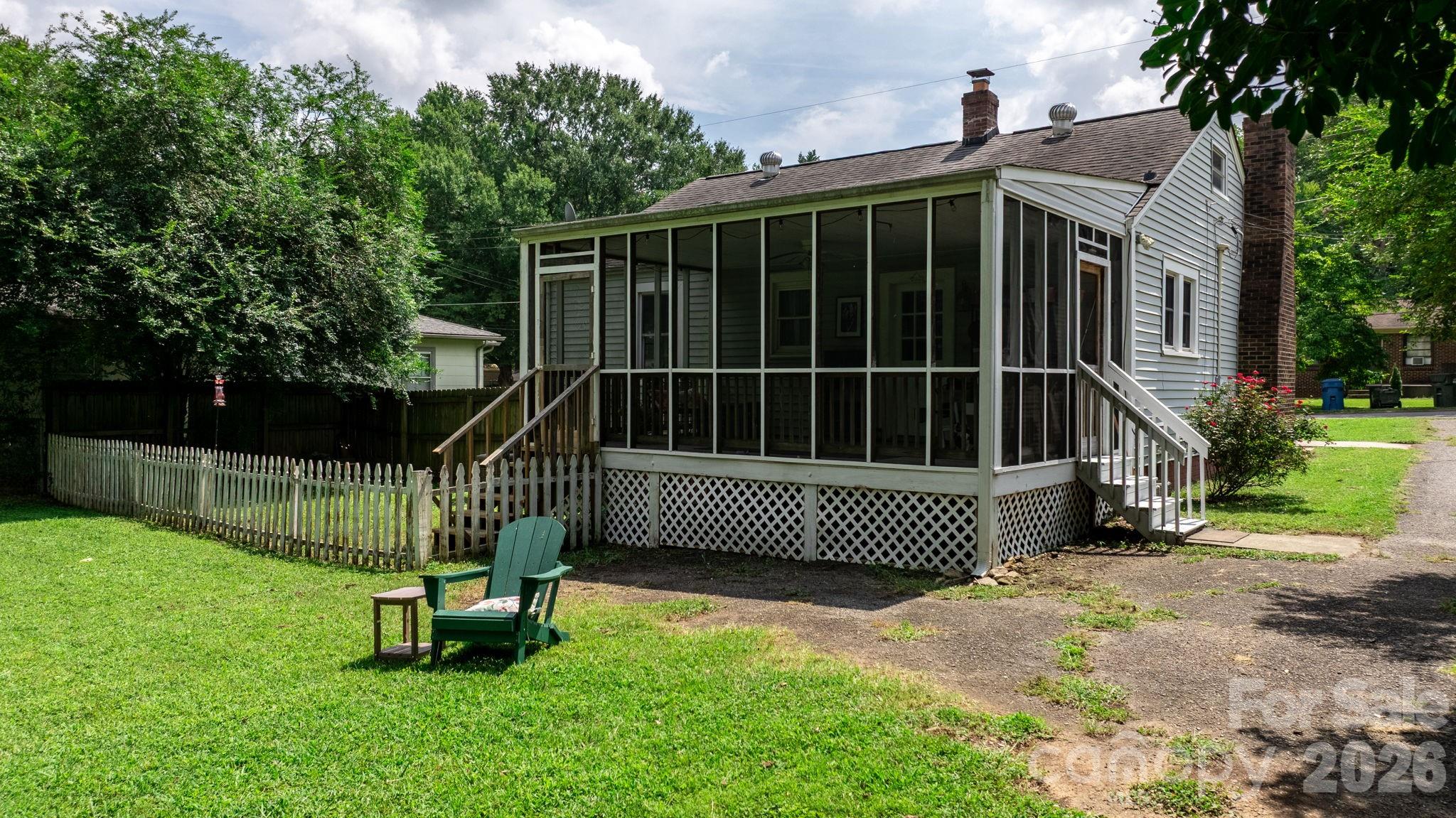 45 26th Avenue NE — Hickory