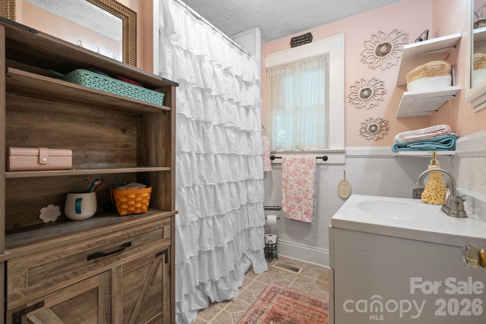 45 26th Avenue NE — Hickory