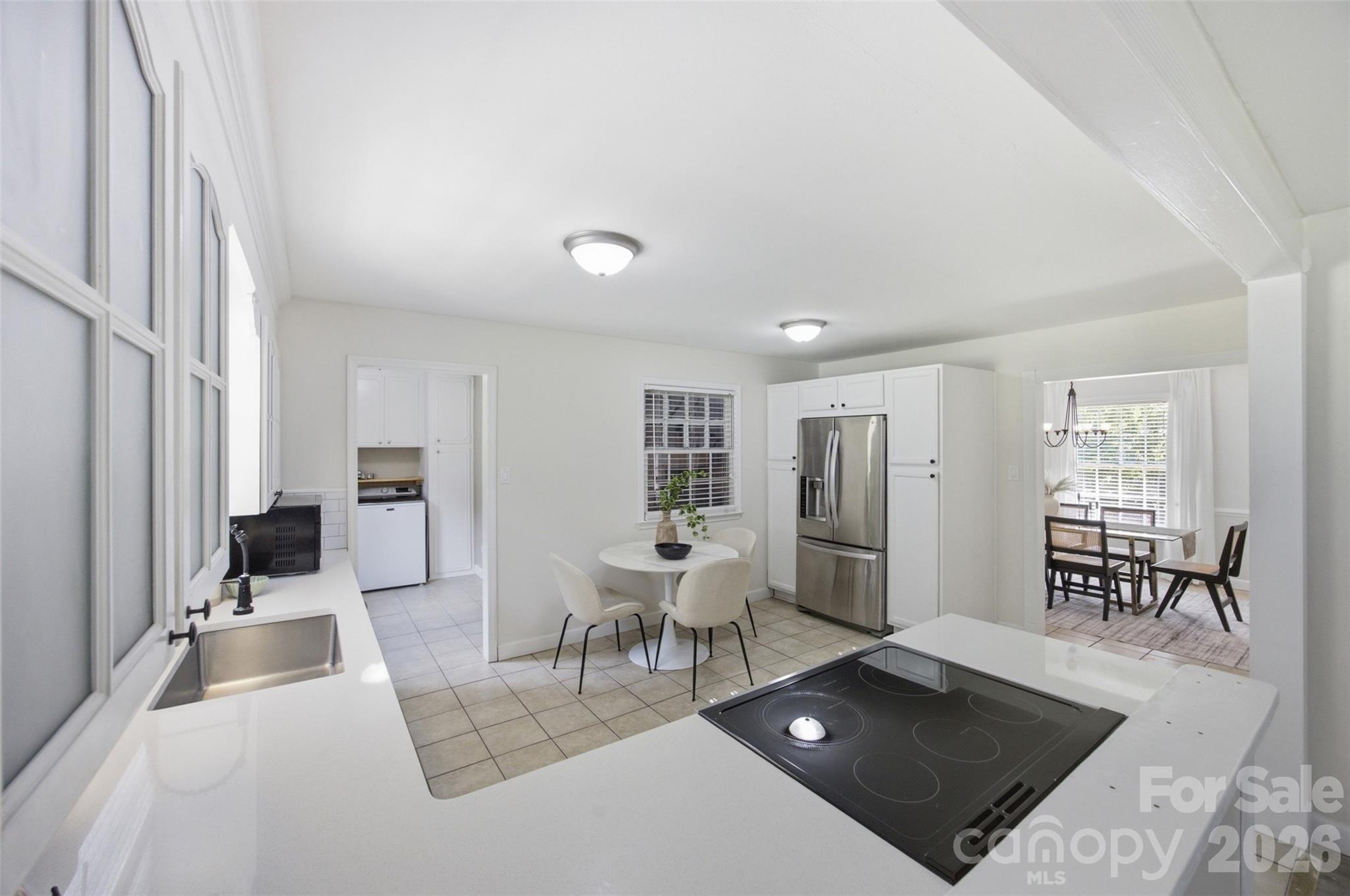 815 Lakeside Circle — Lancaster