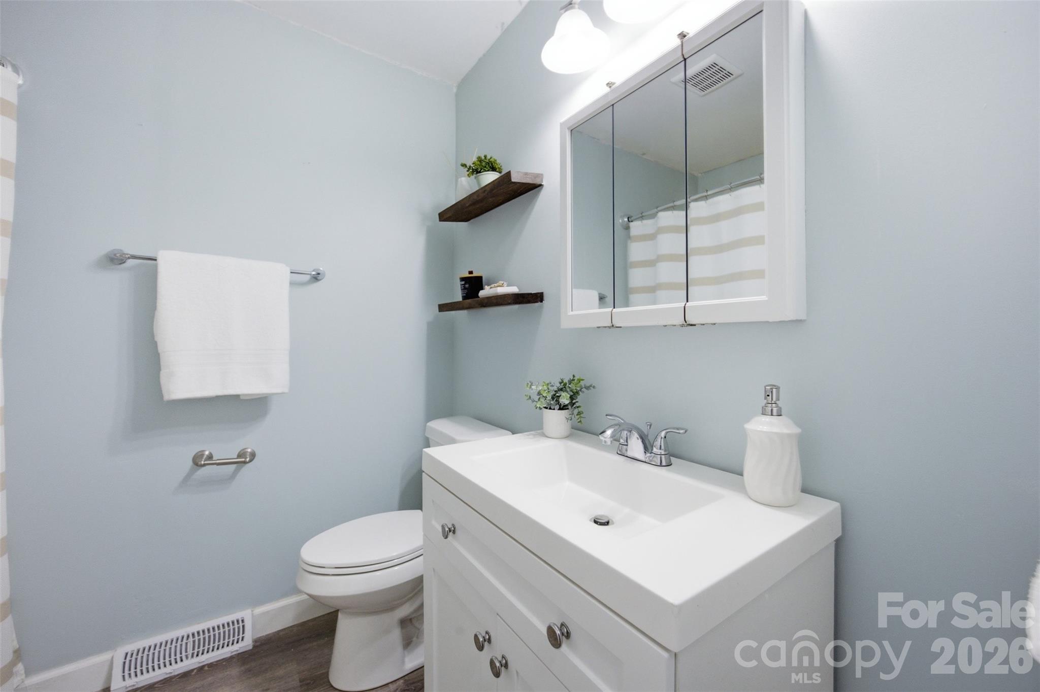 815 Lakeside Circle — Lancaster