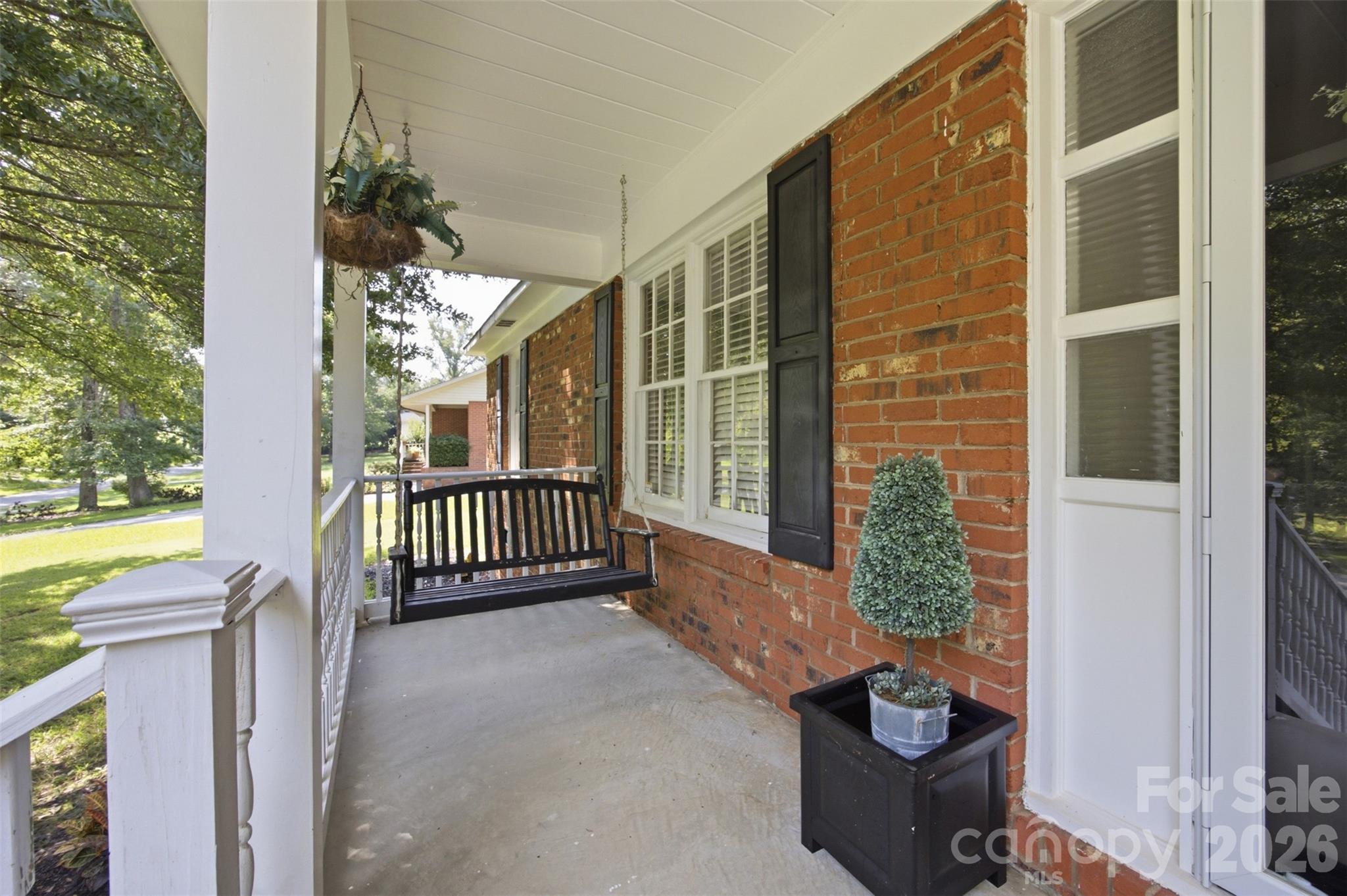 815 Lakeside Circle — Lancaster