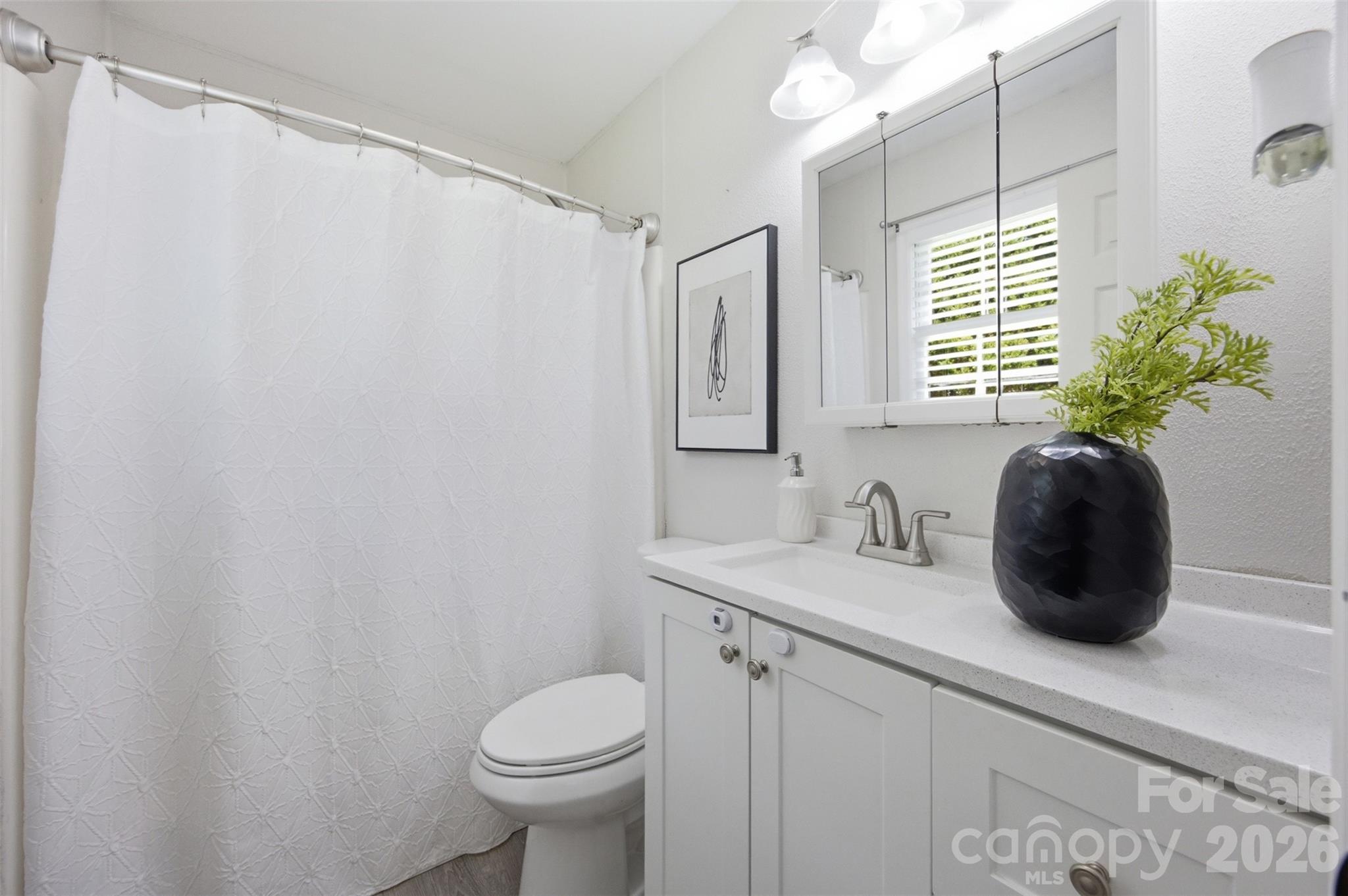 815 Lakeside Circle — Lancaster