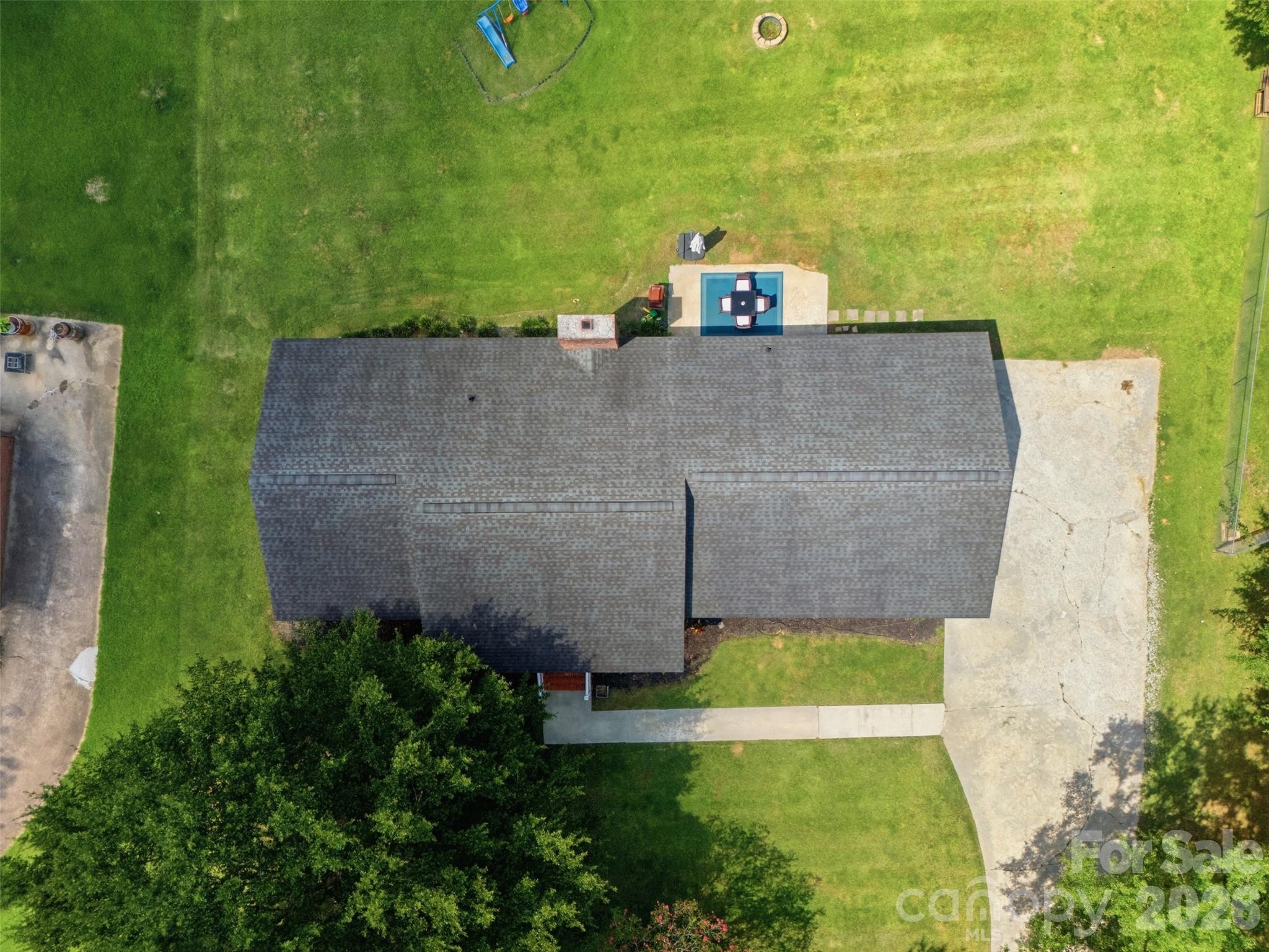 815 Lakeside Circle — Lancaster
