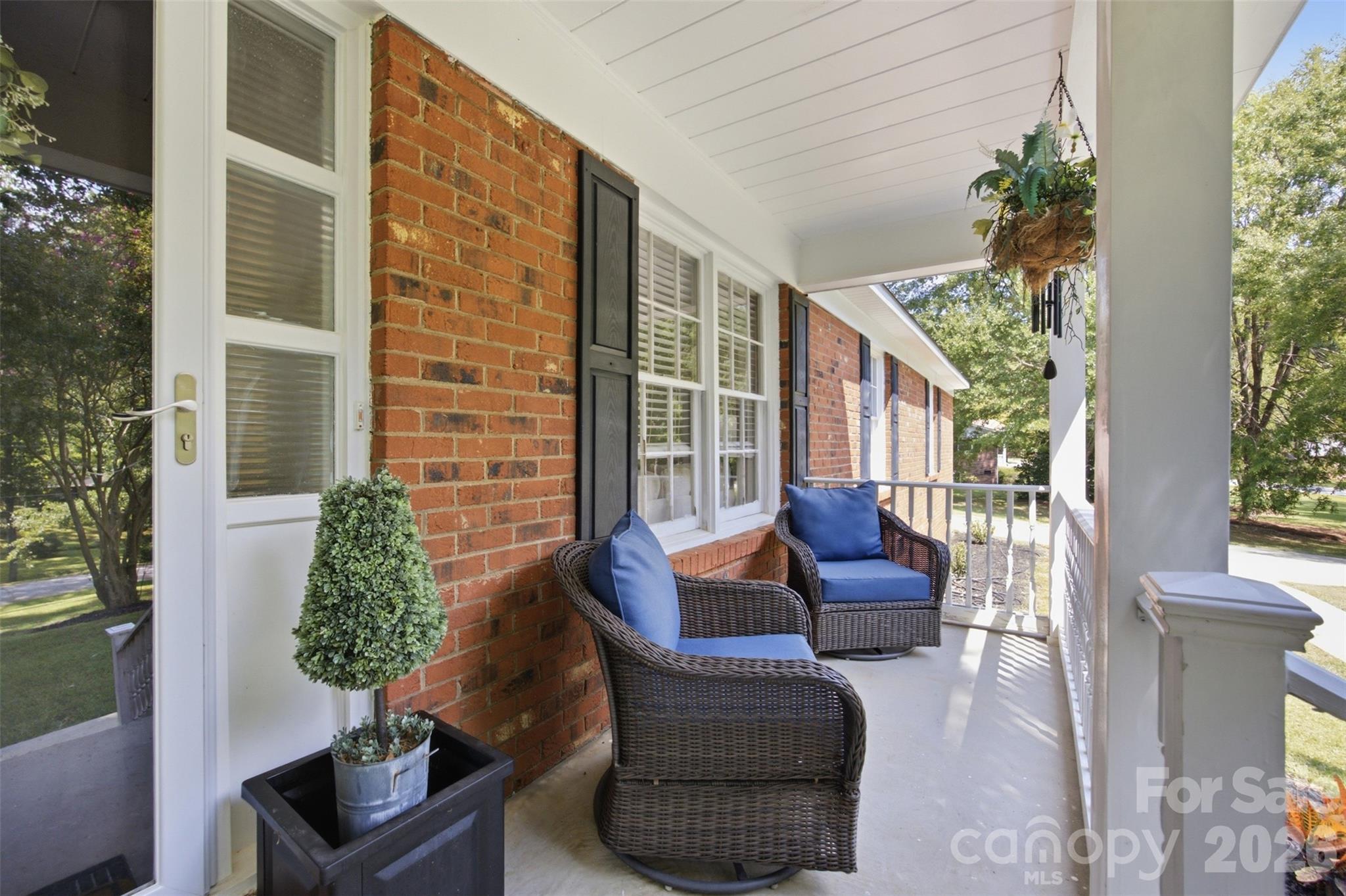 815 Lakeside Circle — Lancaster