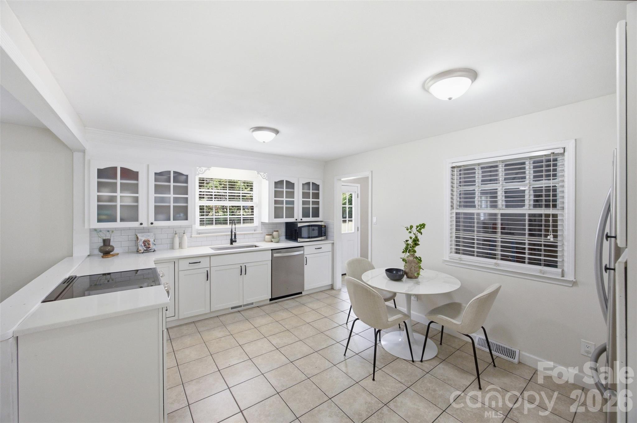 815 Lakeside Circle — Lancaster