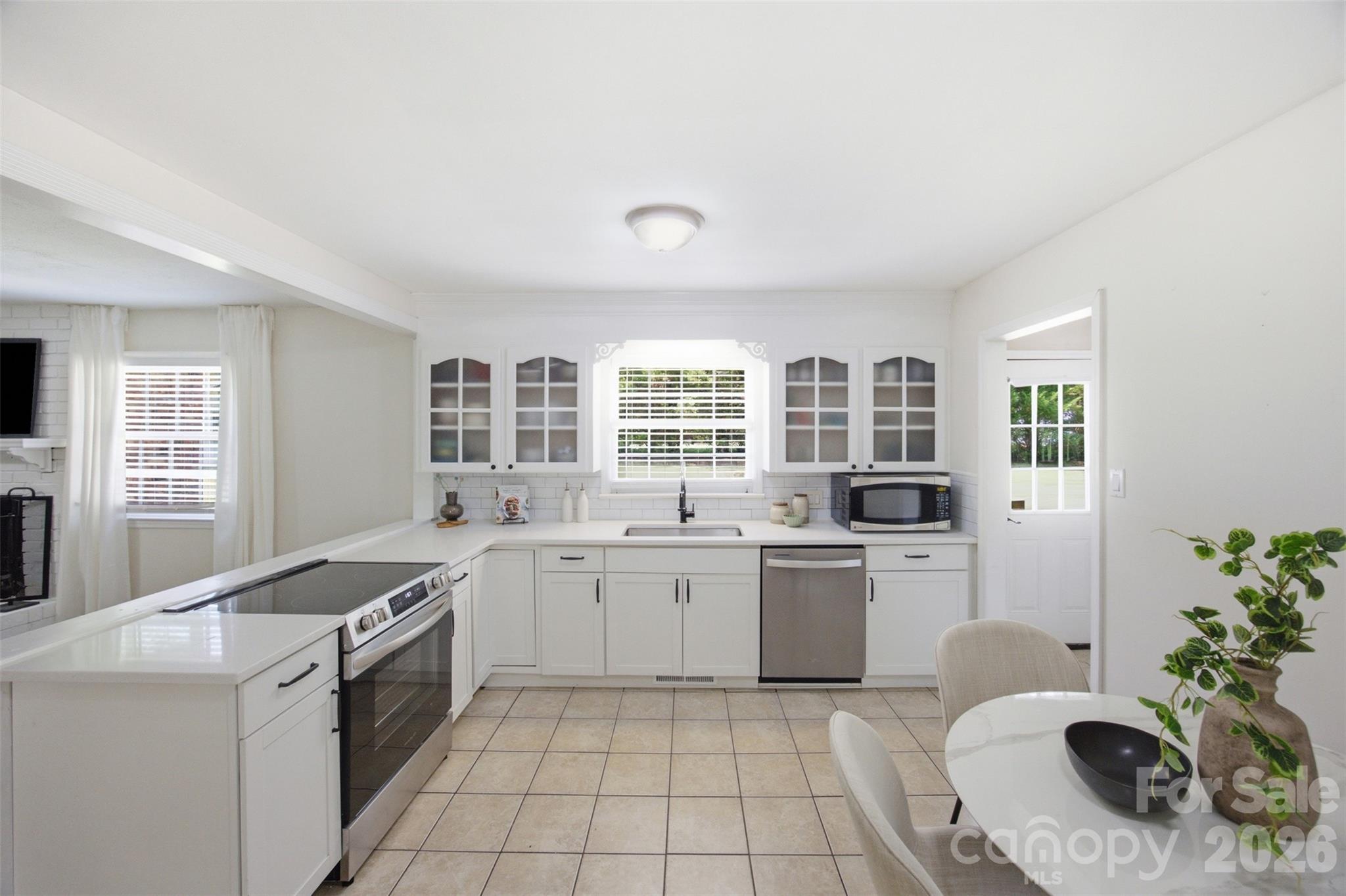 815 Lakeside Circle — Lancaster