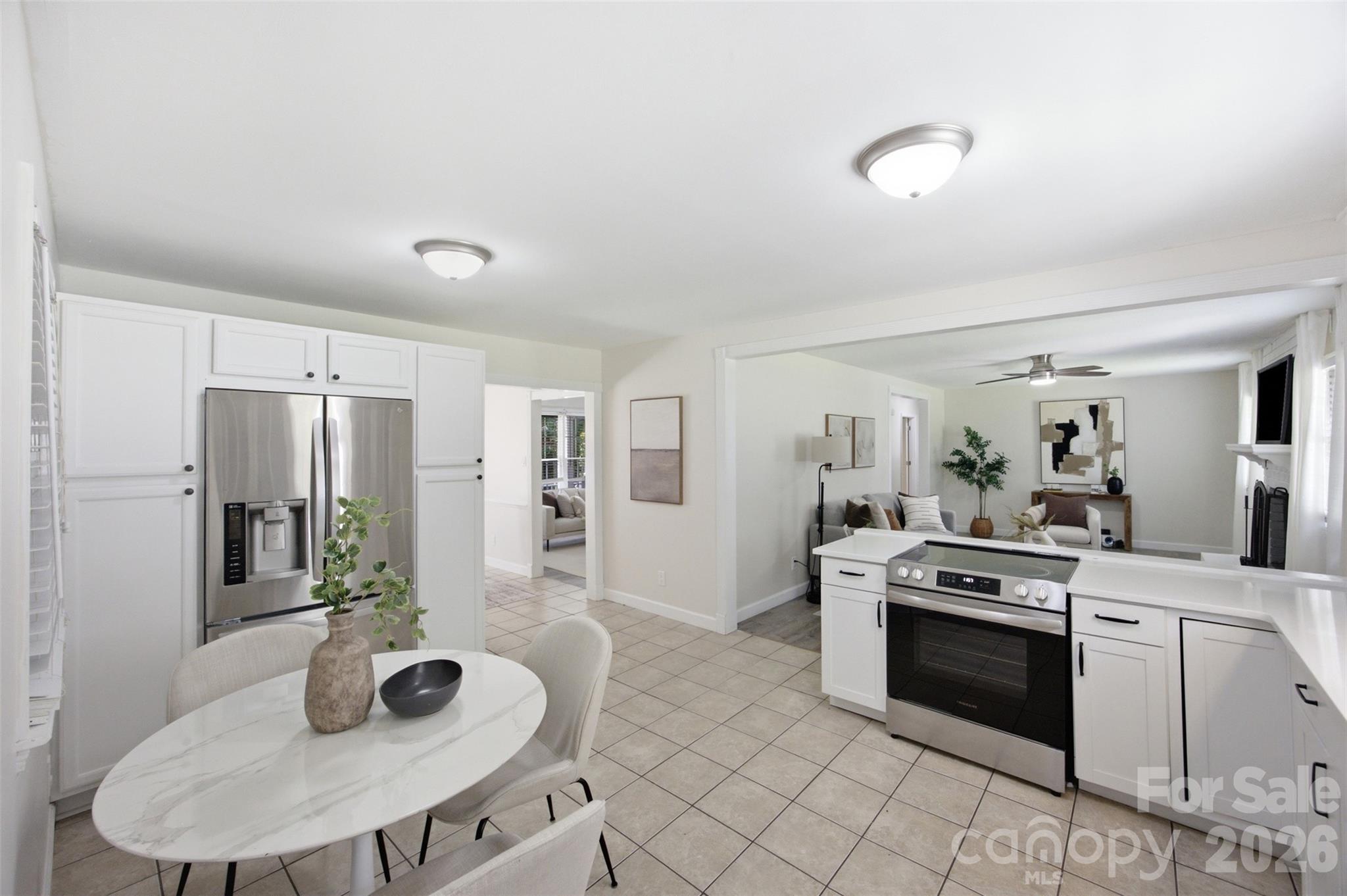 815 Lakeside Circle — Lancaster