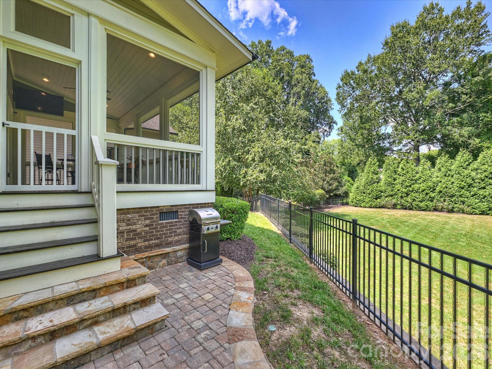516 Hillside Avenue — Charlotte