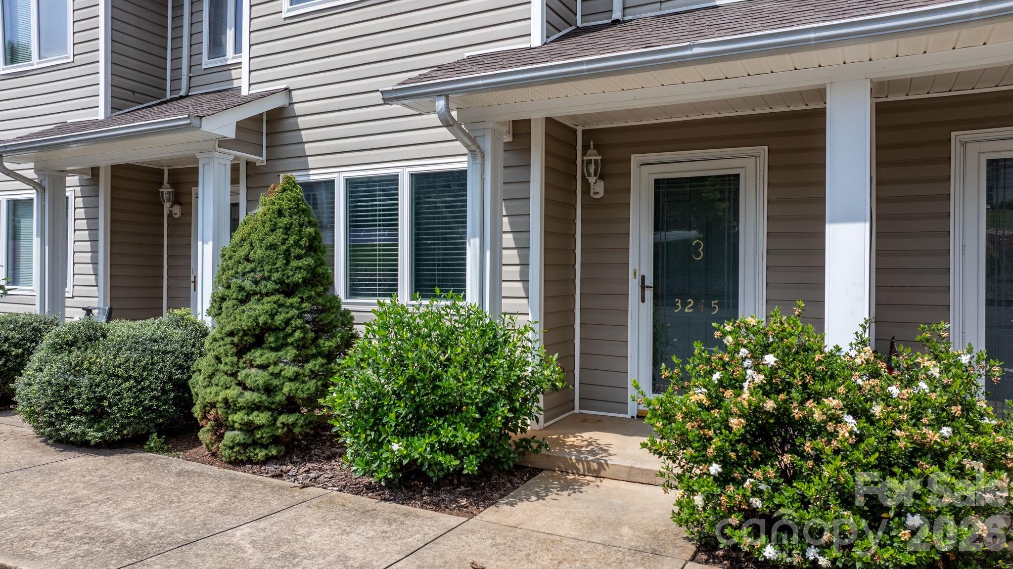 3245 White Oak Court — Claremont