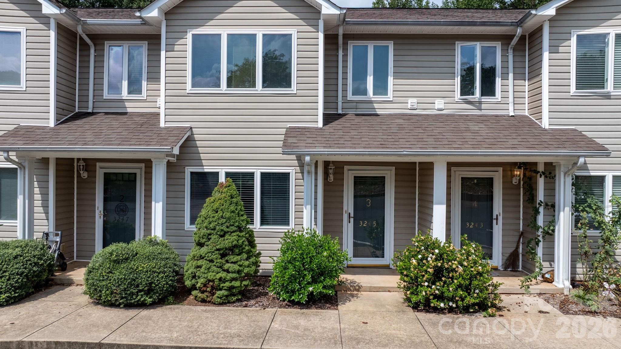 3245 White Oak Court — Claremont