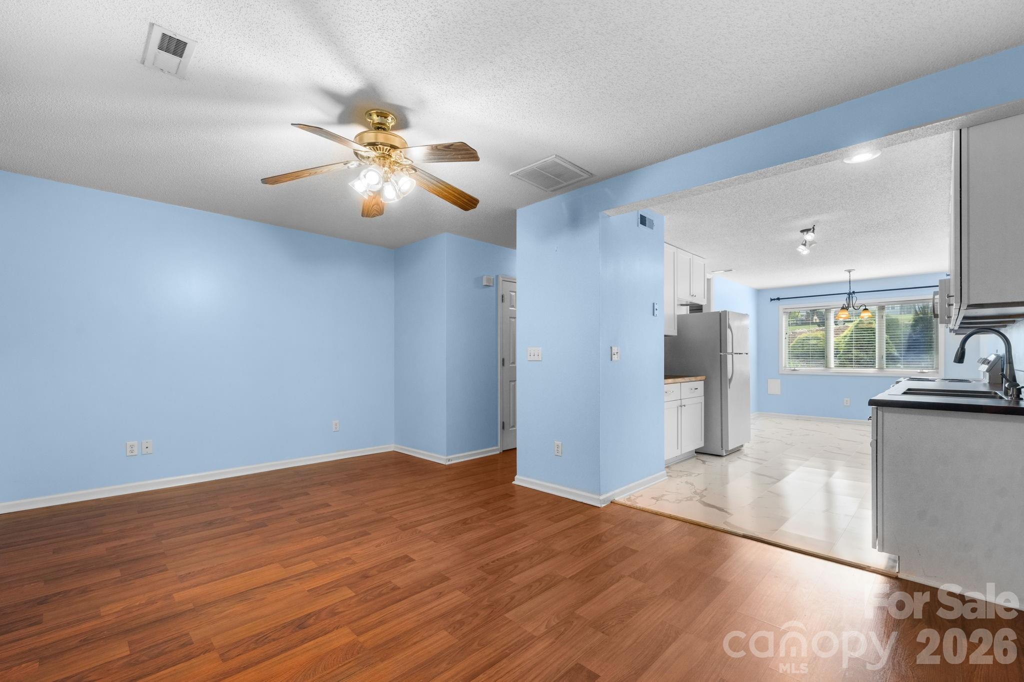 3245 White Oak Court — Claremont